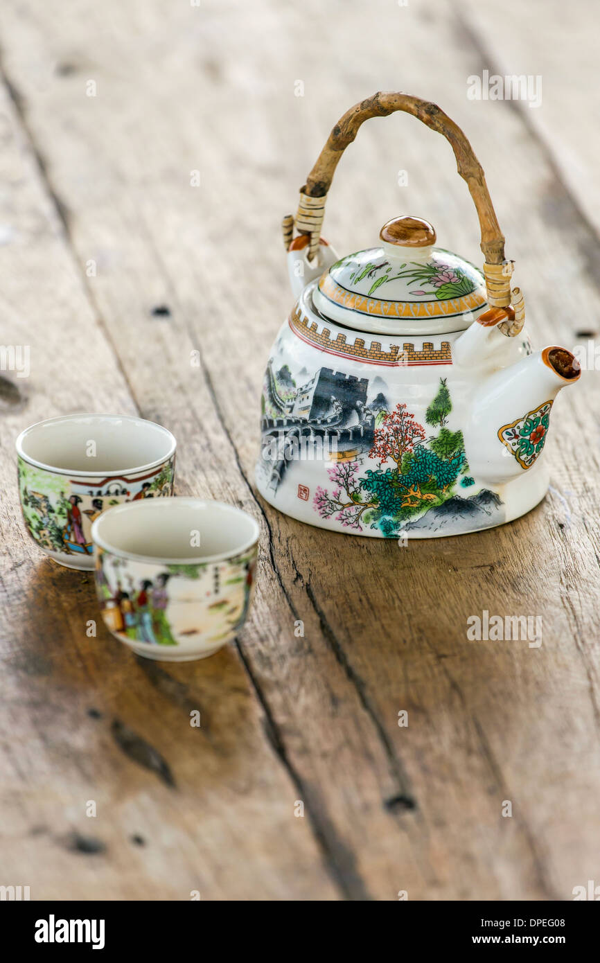 La tetera de porcelana china y dos copas en una mesa de madera Fotografía  de stock - Alamy
