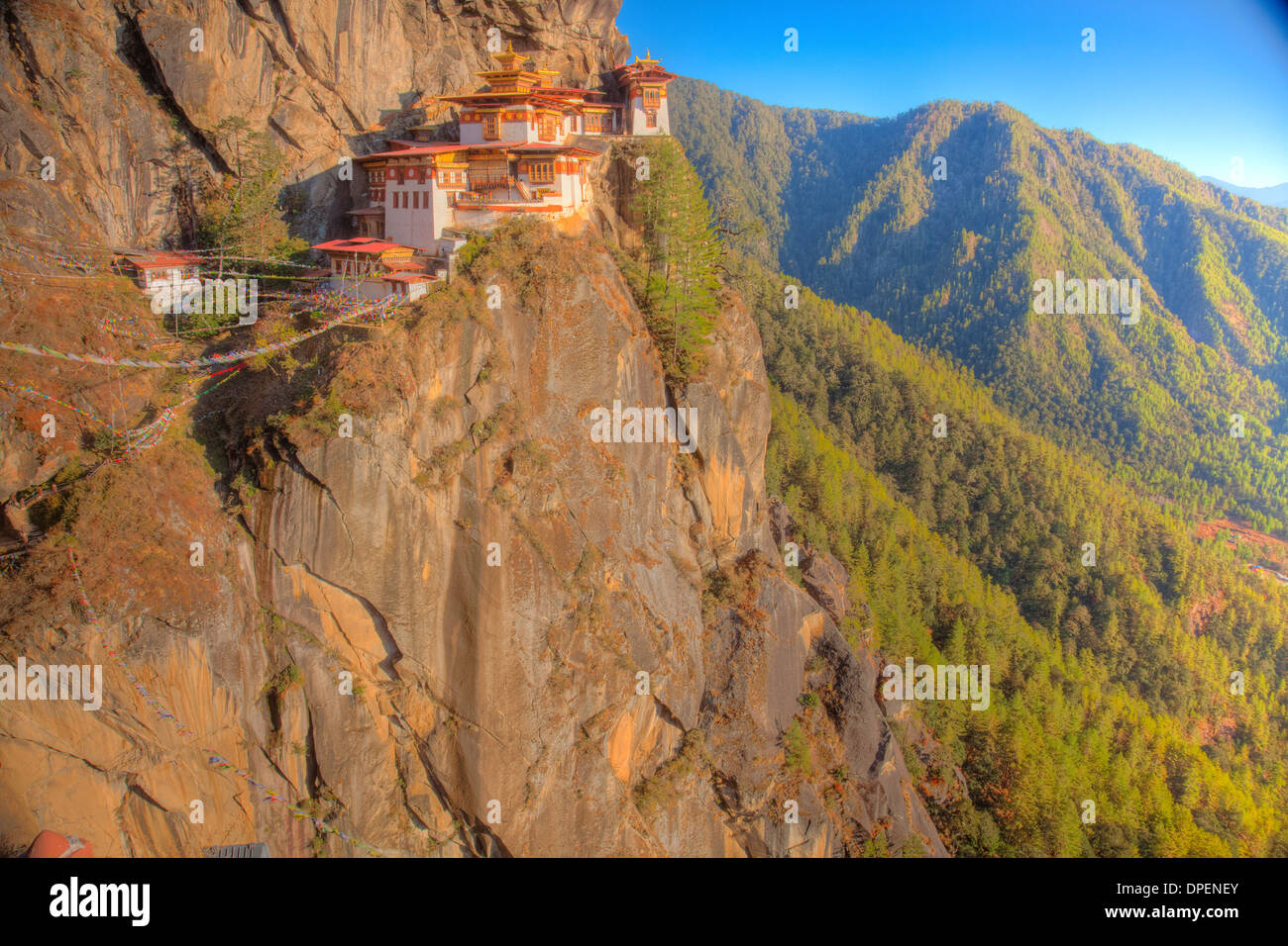 Los Tigres Monasterio Nido de Bhután, Himalaya, Montañas, Valle de paro. Taktshang Goemba. Encaramado a 3.000 pies por encima del valle de abajo Foto de stock