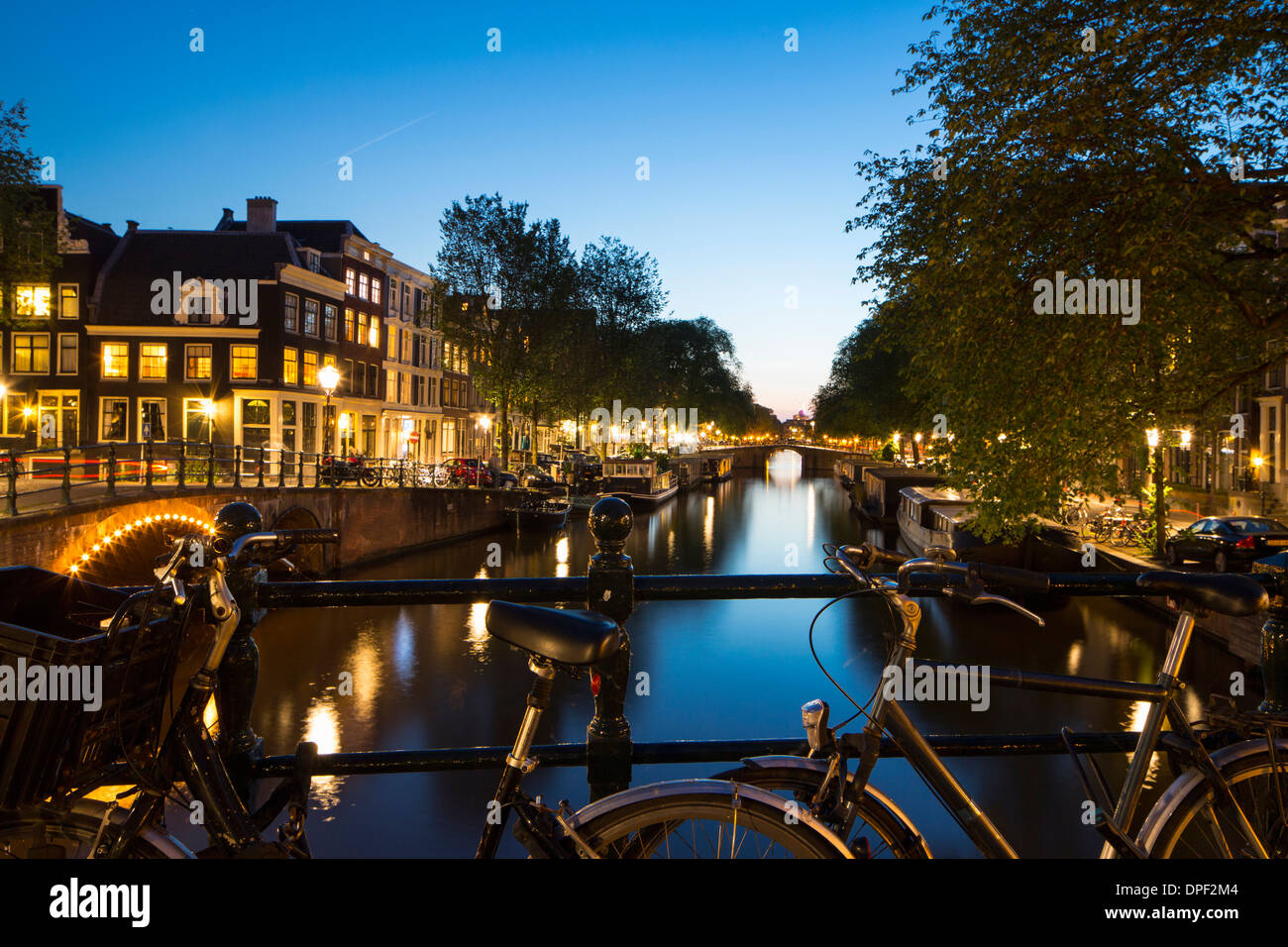 Canales en la noche, Jordaan, Amsterdam, Países Bajos Foto de stock