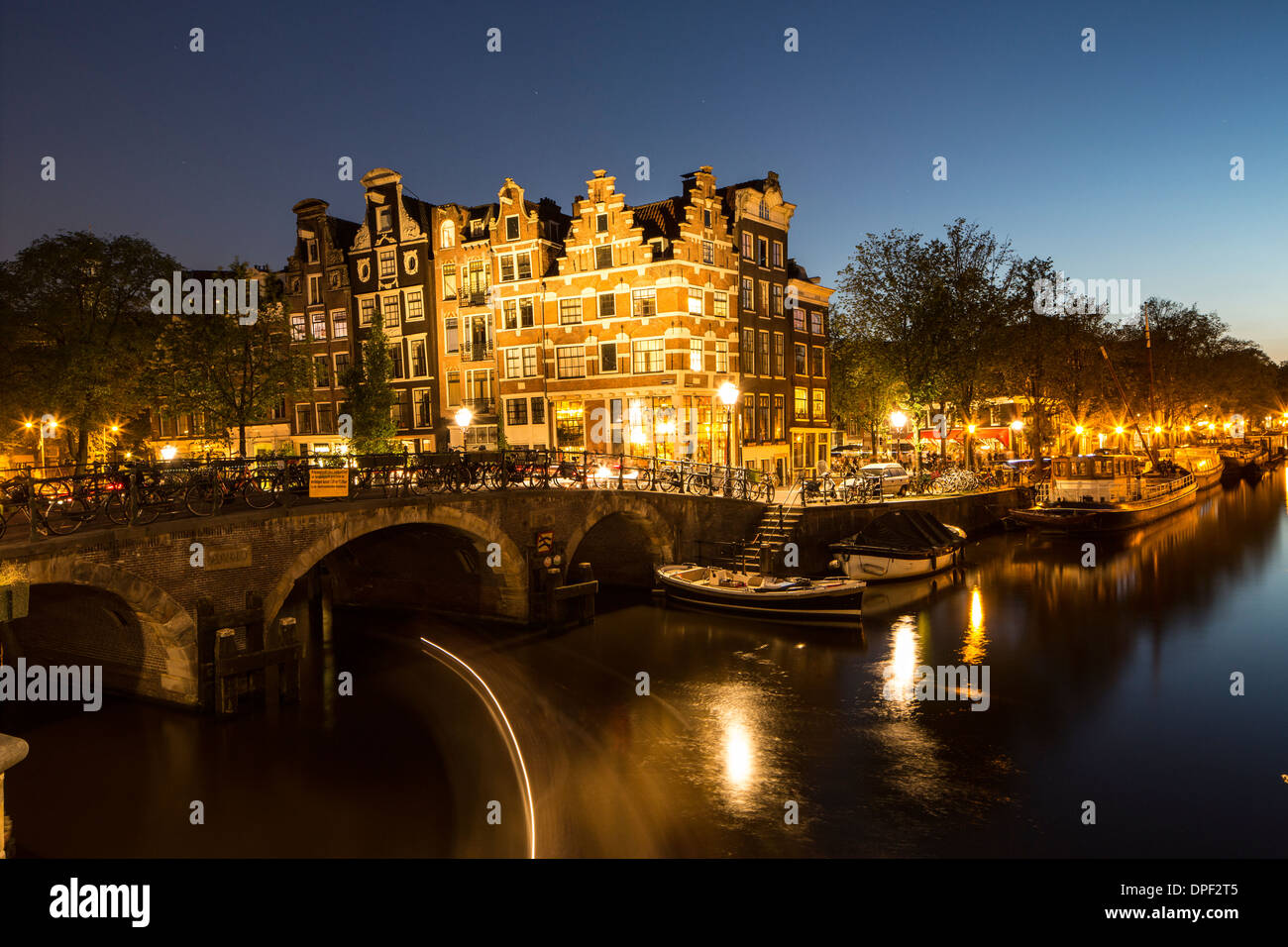 Canales en la noche, Jordaan, Amsterdam, Países Bajos Foto de stock