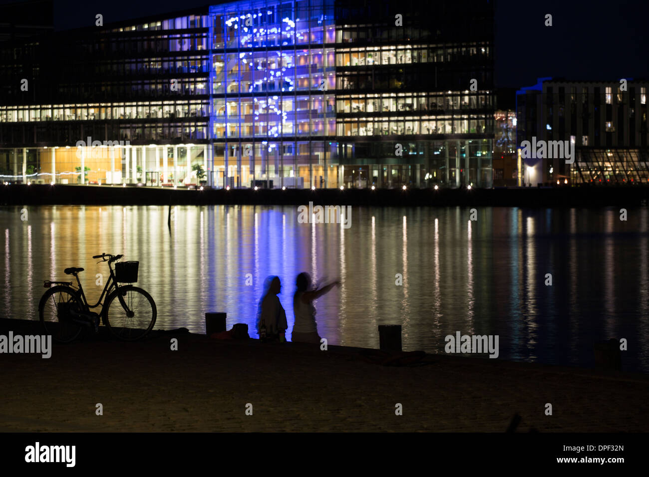 Waterfront en la noche, Copenhague, Dinamarca Foto de stock