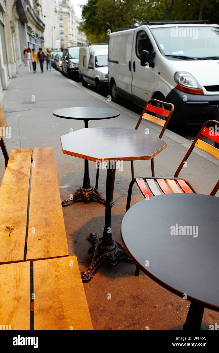 Las mesas de cafetería de la calle parisina Foto de stock