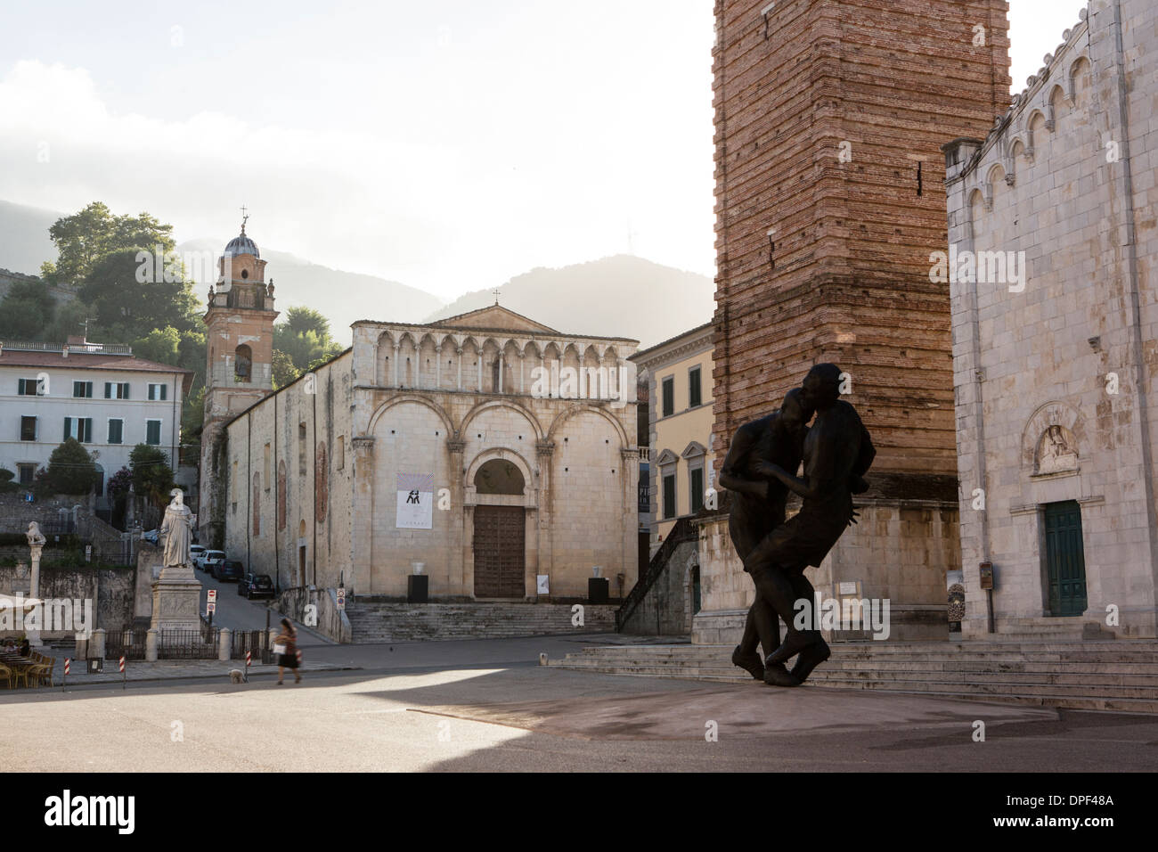 Estatua en la plaza de la ciudad, Pietrasanta, Toscana, Italia Foto de stock