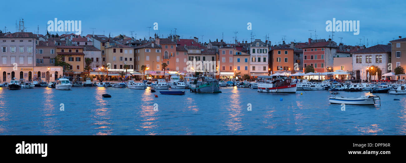 Imagen panorámica de la costanera y el puerto con veleros y barcos al atardecer, Rovinj, Istria, Croacia, Europa Foto de stock