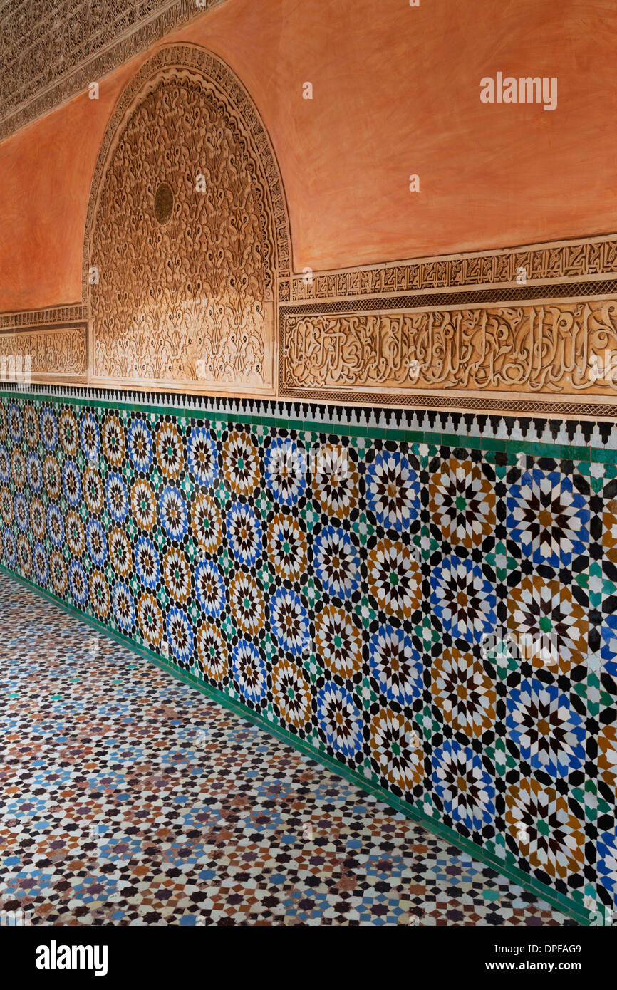 Azulejos Zallij tradicional marroquí en la Medersa Ben Youssef, Sitio del Patrimonio Mundial de la UNESCO, Marrakech, Marruecos, Norte de África Foto de stock