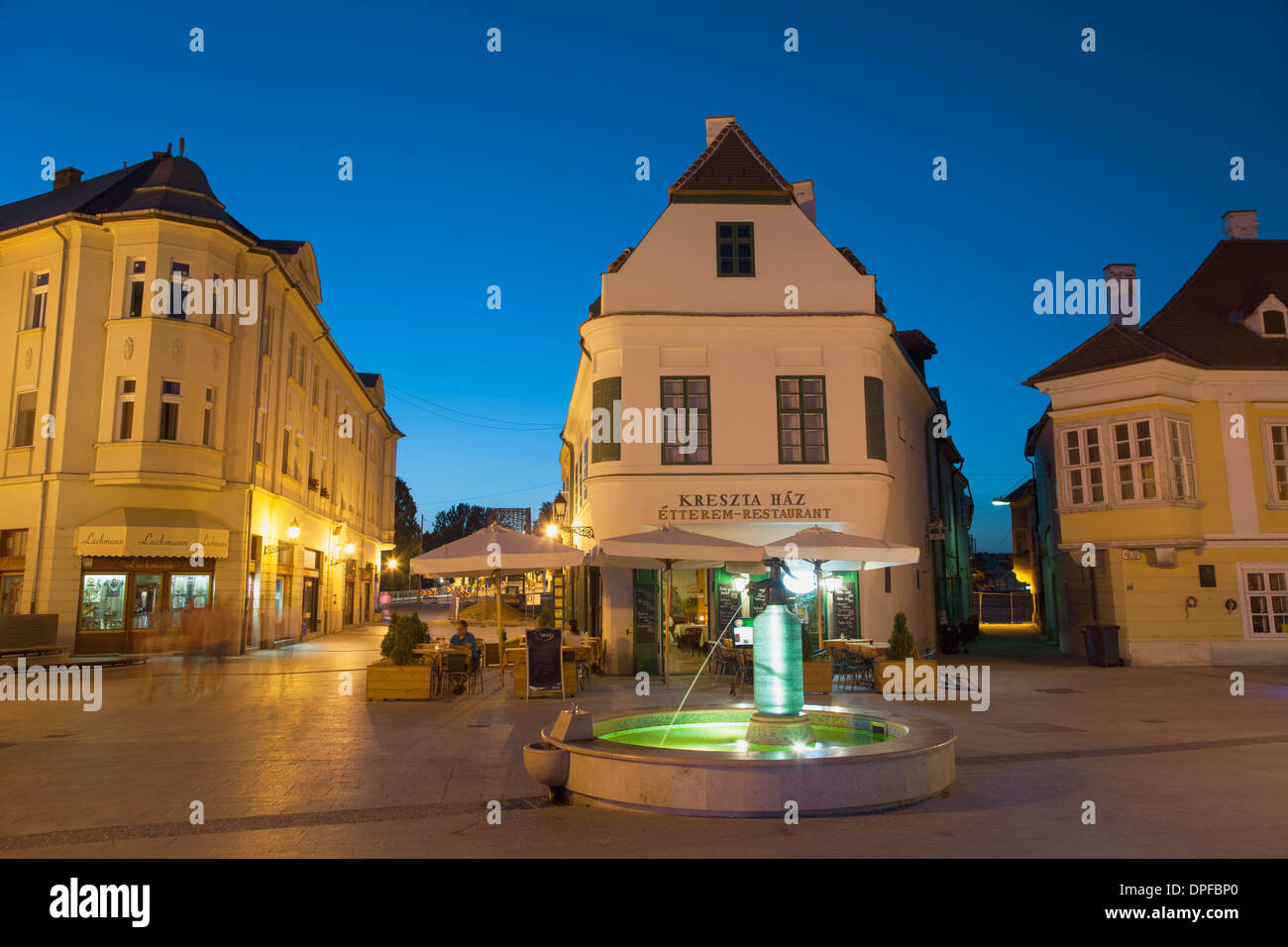 Plaza de Gutenberg al anochecer, Gyor, Western Transdanubia, Hungría, Europa Foto de stock