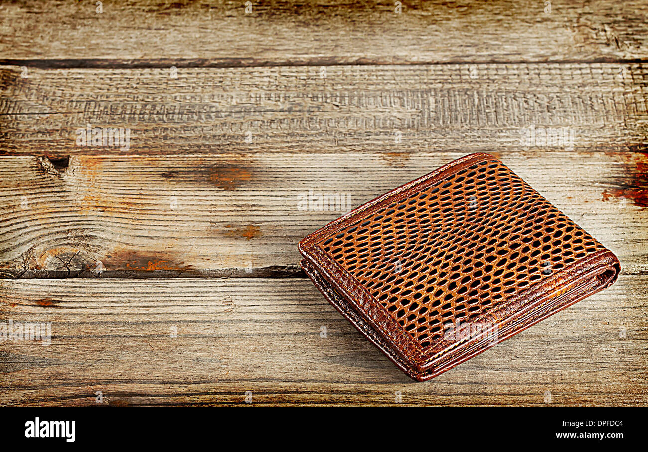 Monedero de cuero marrón un fondo de madera Fotografía de stock - Alamy