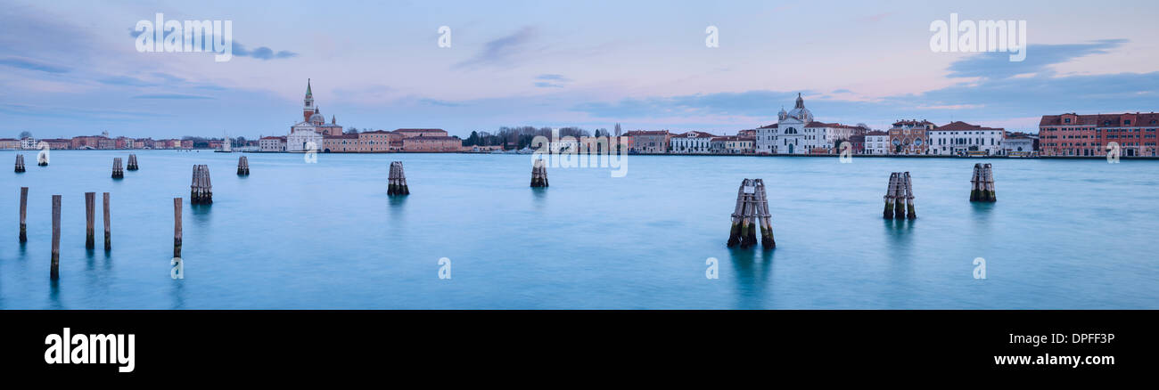 Vista desde el Zattere hacia el Monastero di San Giorgio Maggiore al anochecer, Venecia, Sitio del Patrimonio Mundial de la UNESCO, Veneto, Italia Foto de stock