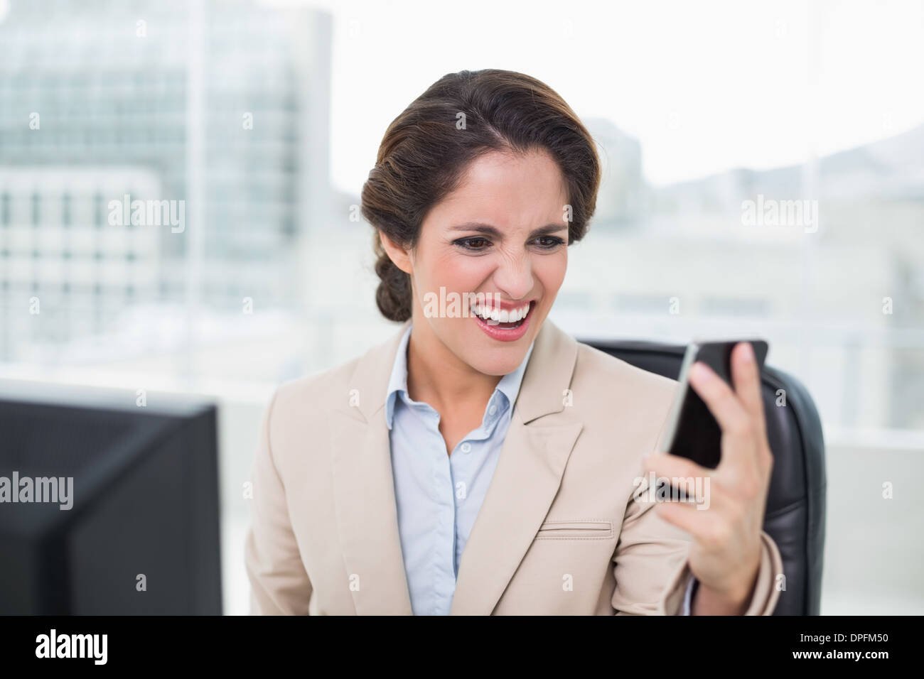 La empresaria furiosa gritando al smartphone Foto de stock