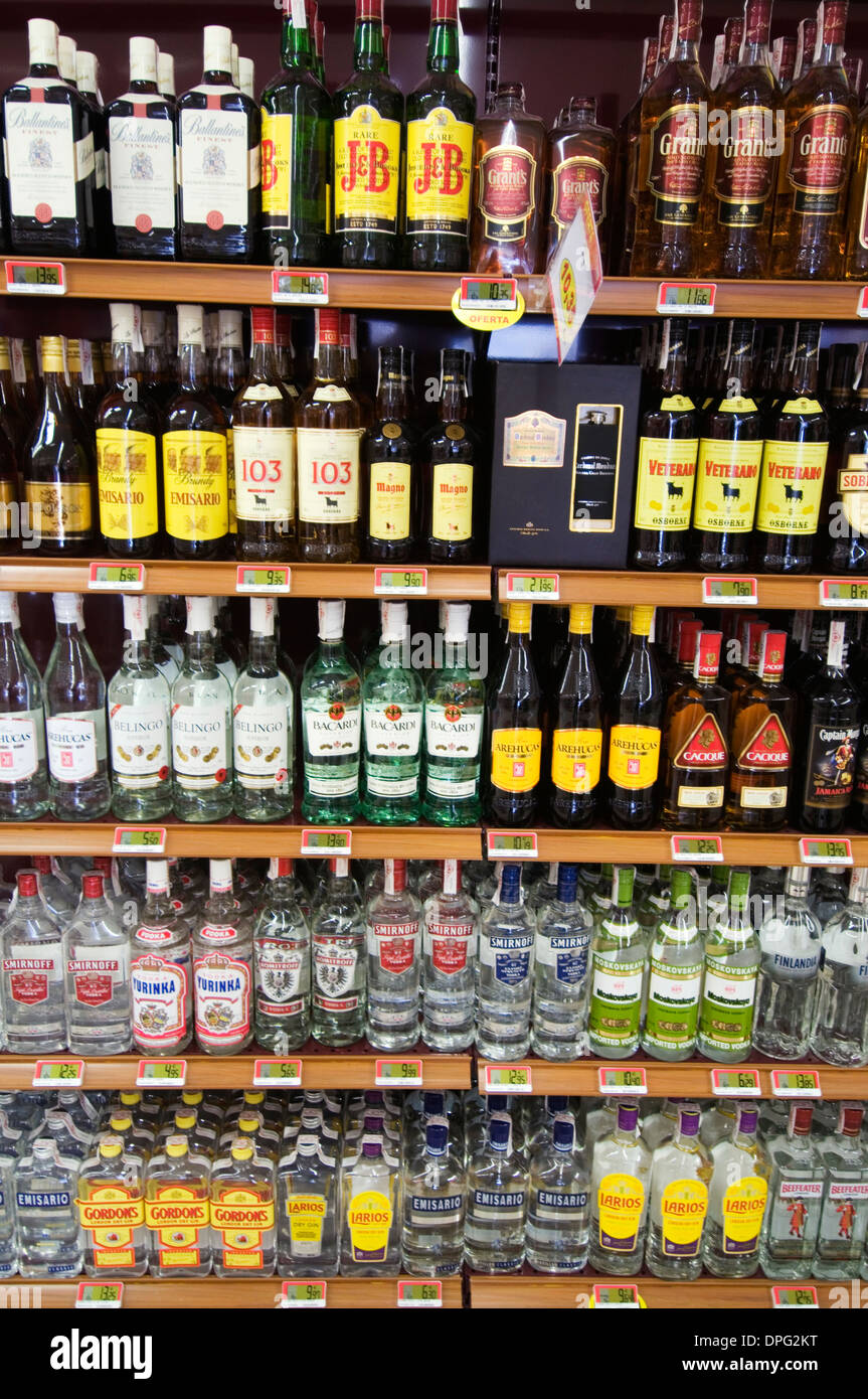 Licores botella de botellas de licor licores whisky vodka ron supermercado  en venta escaparate shelfs muestra isle una bebida Fotografía de stock -  Alamy