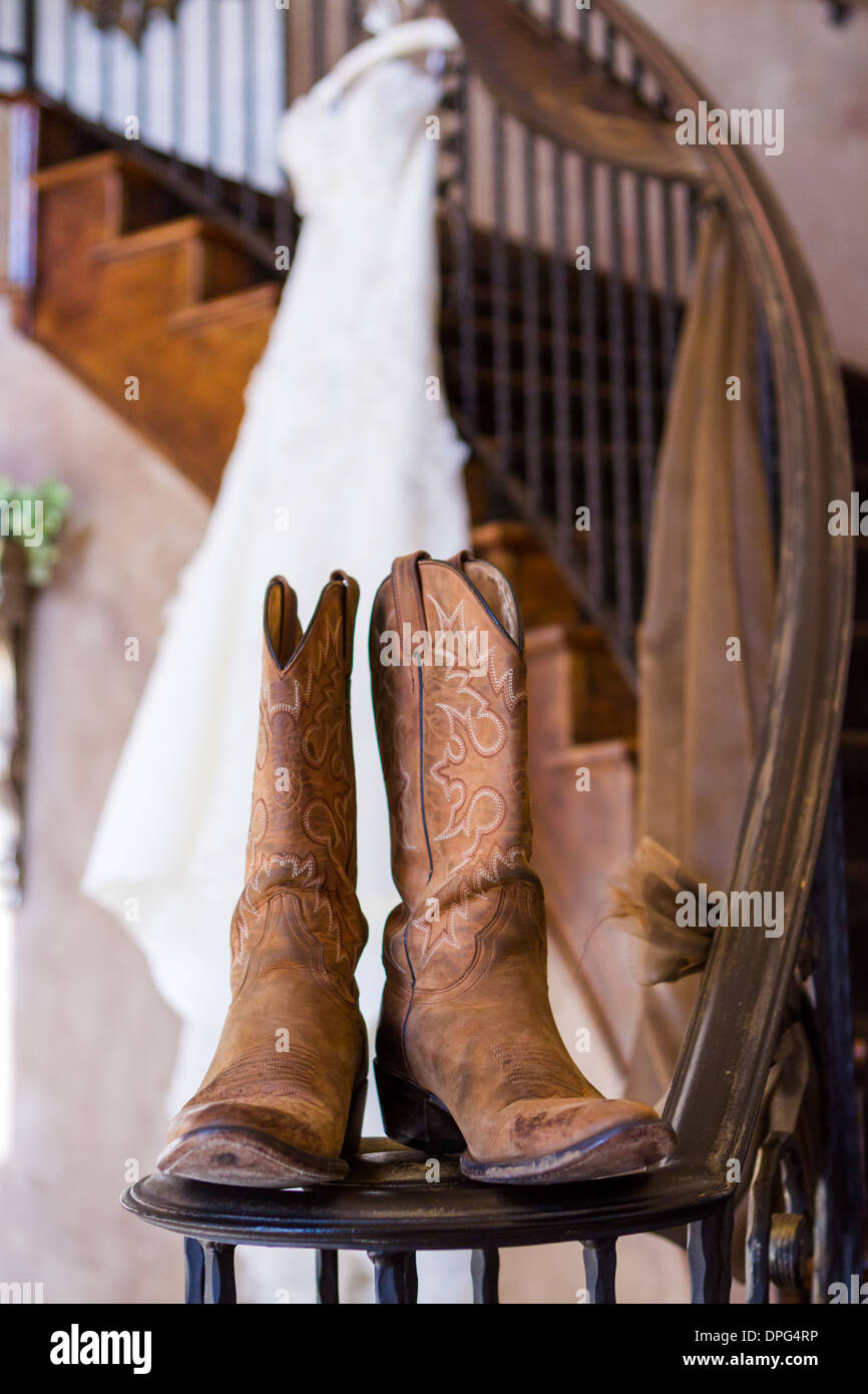 Vintage vestido de novia en una percha con botas vaqueras Fotografía de  stock - Alamy