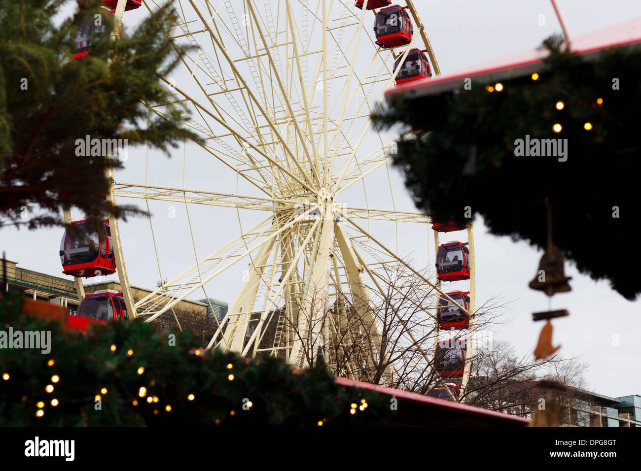 En el mercado de invierno de Edimburgo, tiendas y la Noria Foto de stock