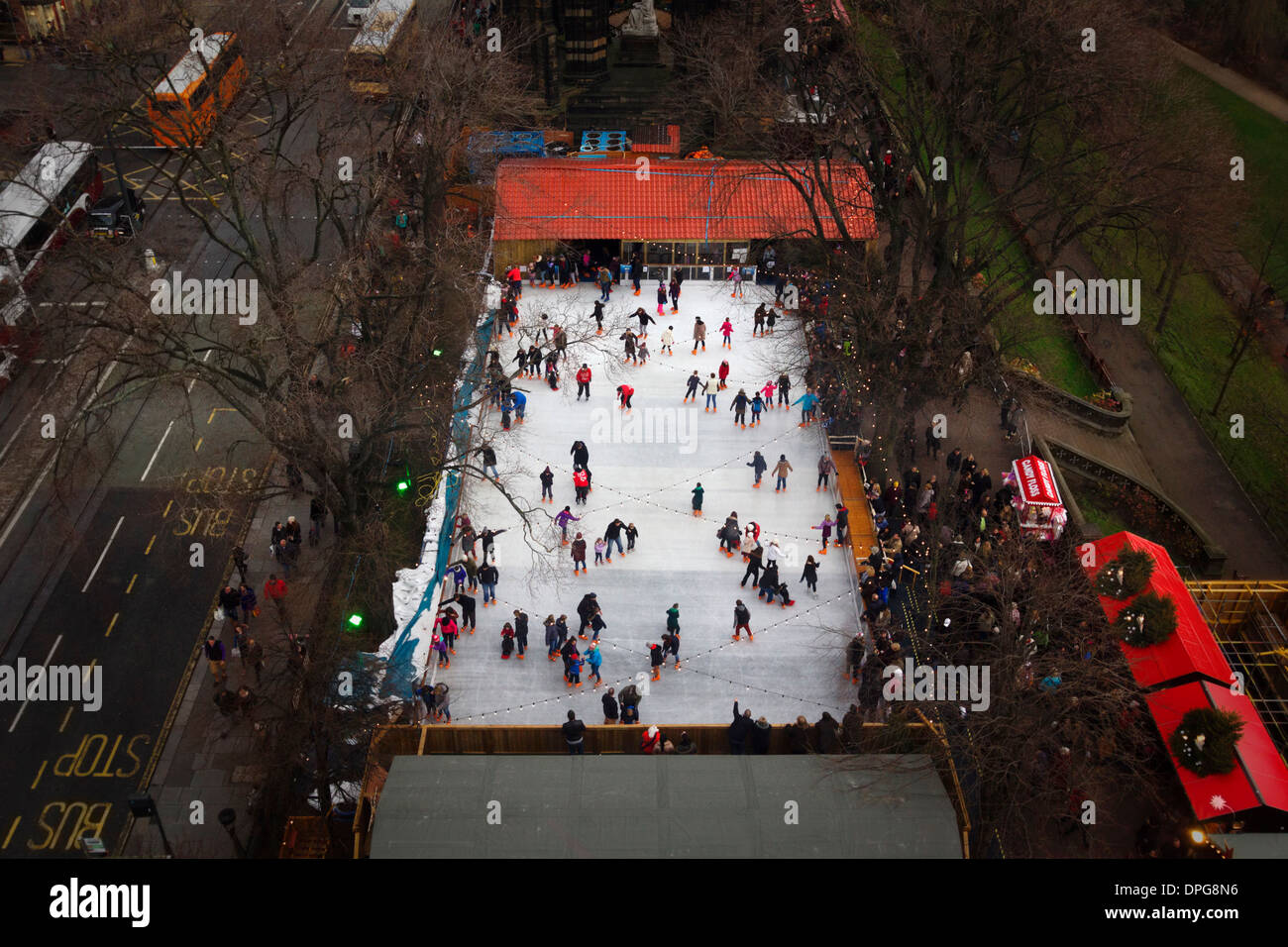 Edimburgo Invierno Mercado de Navidad, pista de patinaje sobre hielo desde arriba. Foto de stock