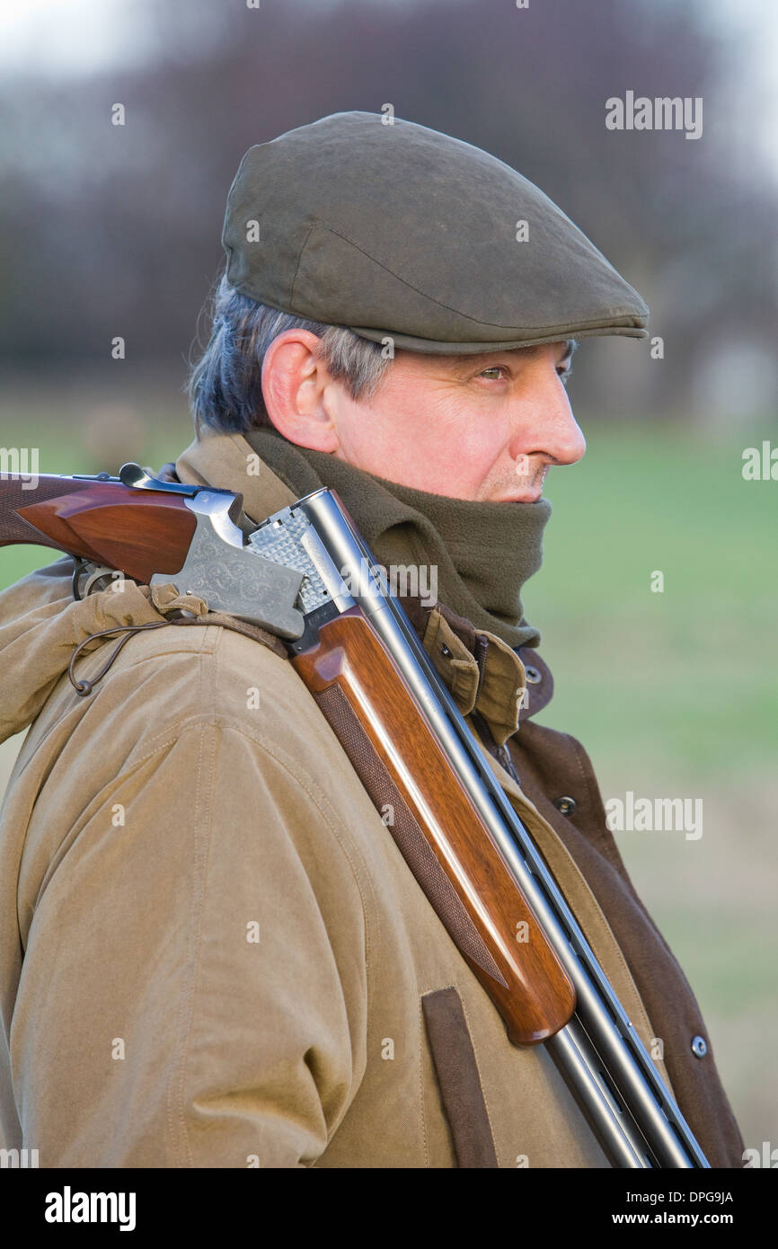 Un hombre con una escopeta en un faisán disparar en Inglaterra Foto de stock