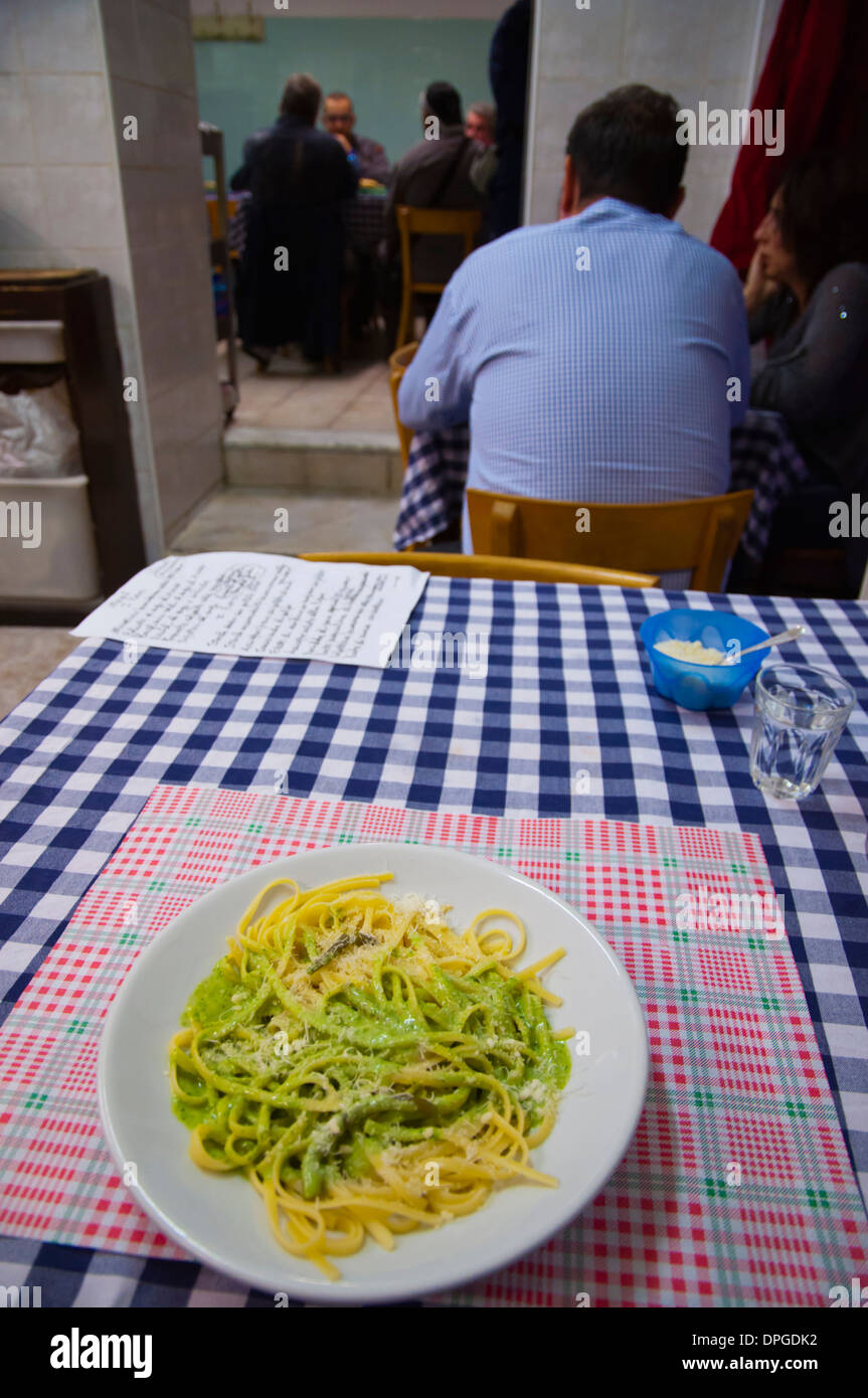 Espaguetis con salsa pesto alla Genovese región Liguria Génova Italia Europa Foto de stock