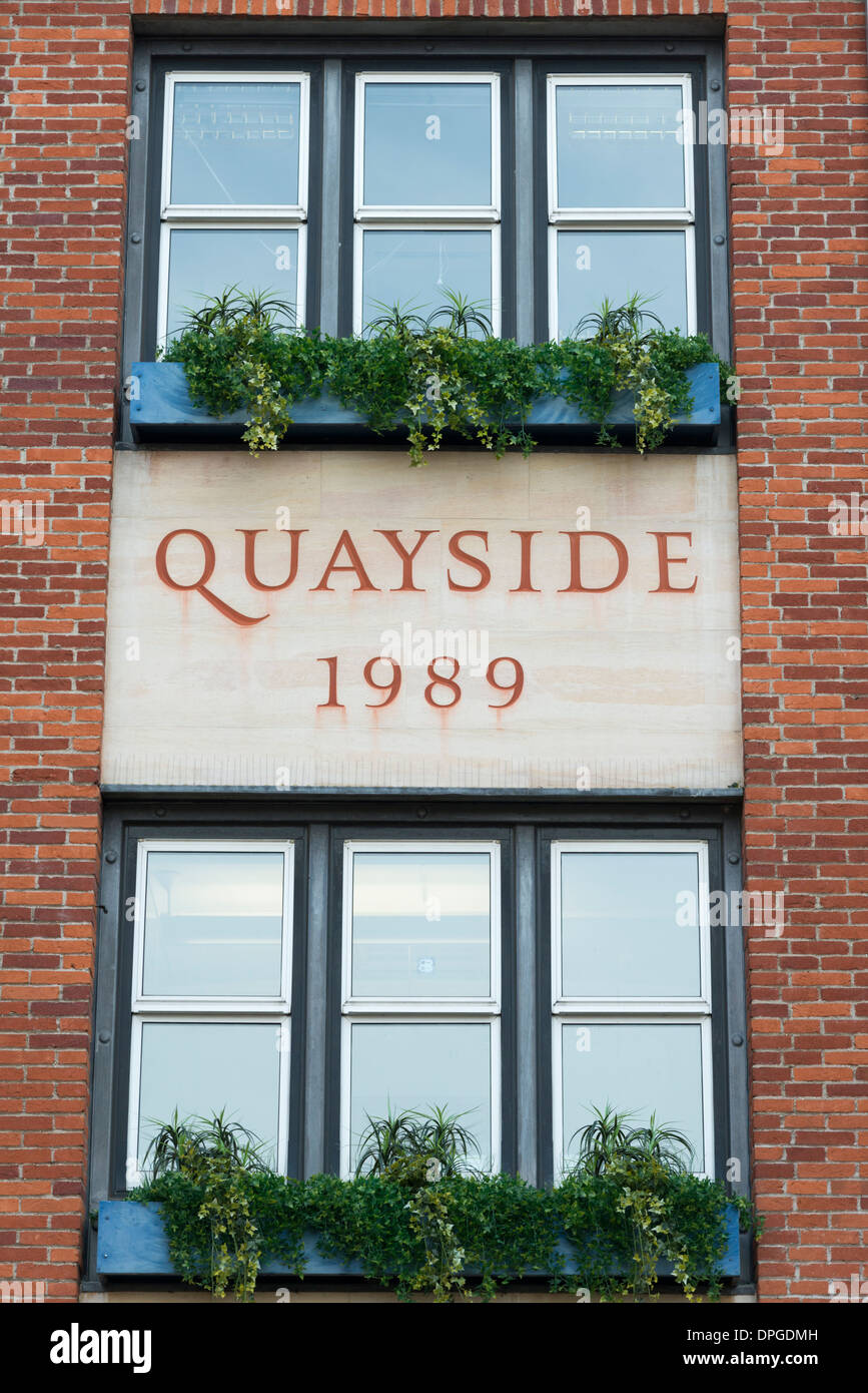 Edificios en la zona de Quayside Cambridge Reino Unido mostrando la placa conmemorativa y fecha de apertura. Foto de stock