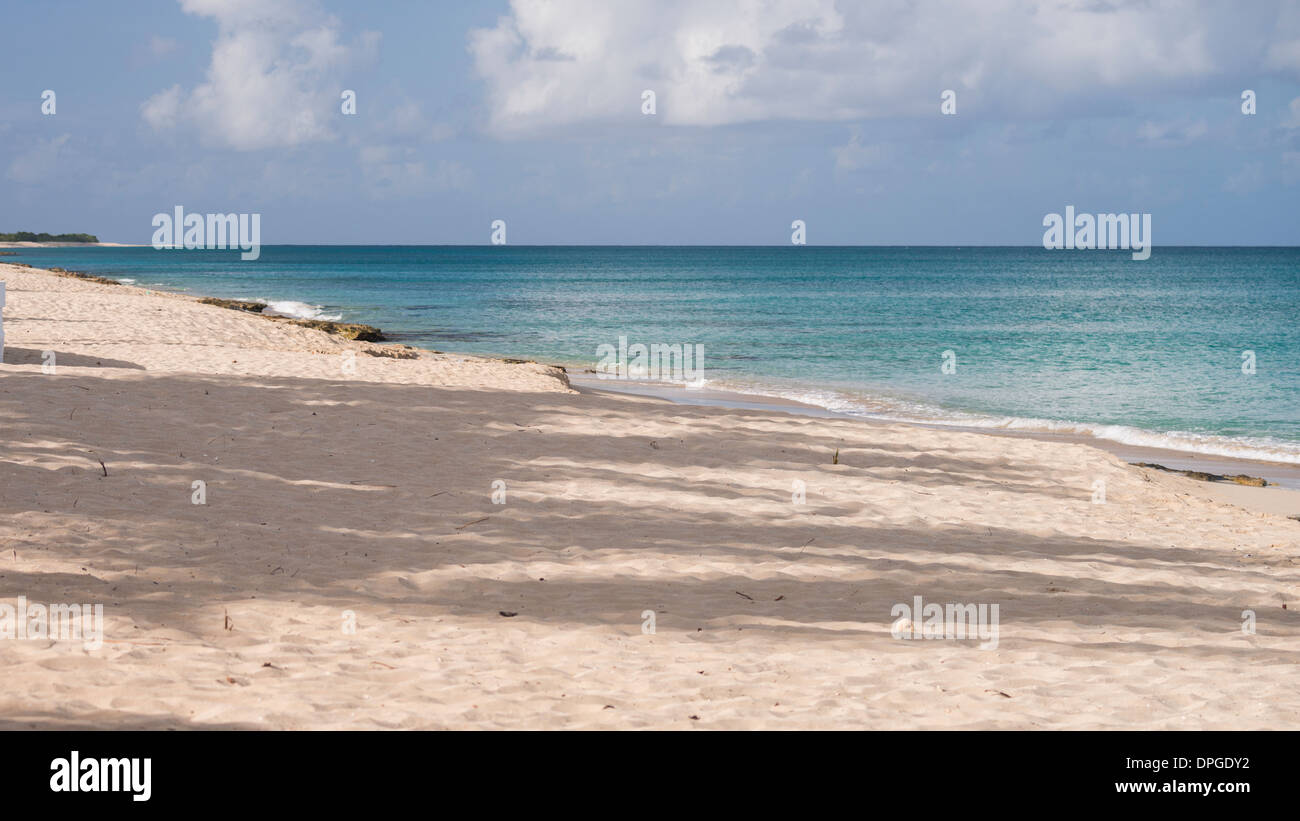 Castillos de Arena en el extremo oeste de la playa de Saint Croix, Islas Vírgenes de EE.UU. en las primeras horas de la mañana, mostrando la arena y el mar. Foto de stock
