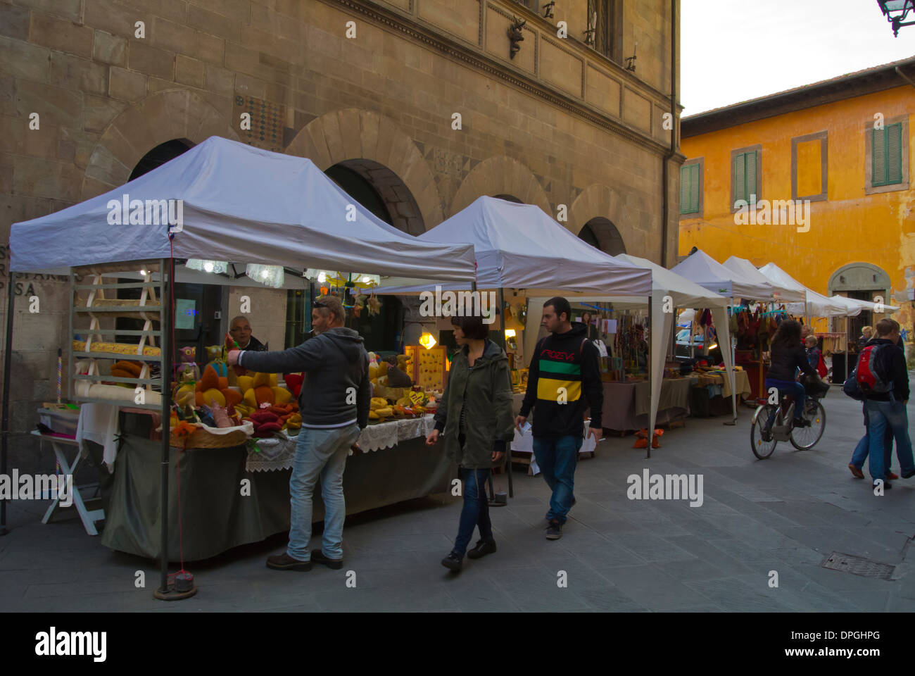 Via Ulisse Dini street, junto a la Piazza dei Cavalieri plaza central de la ciudad de Pisa Toscana Italia Europa Foto de stock