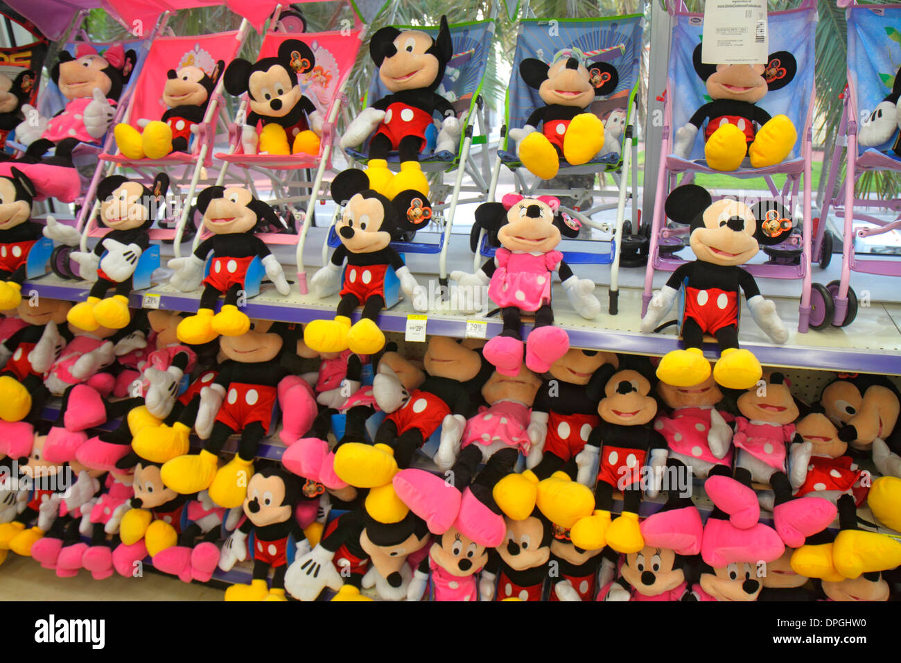 Tienda de juguetes mickey y minnie fotografías e imágenes de alta  resolución - Alamy