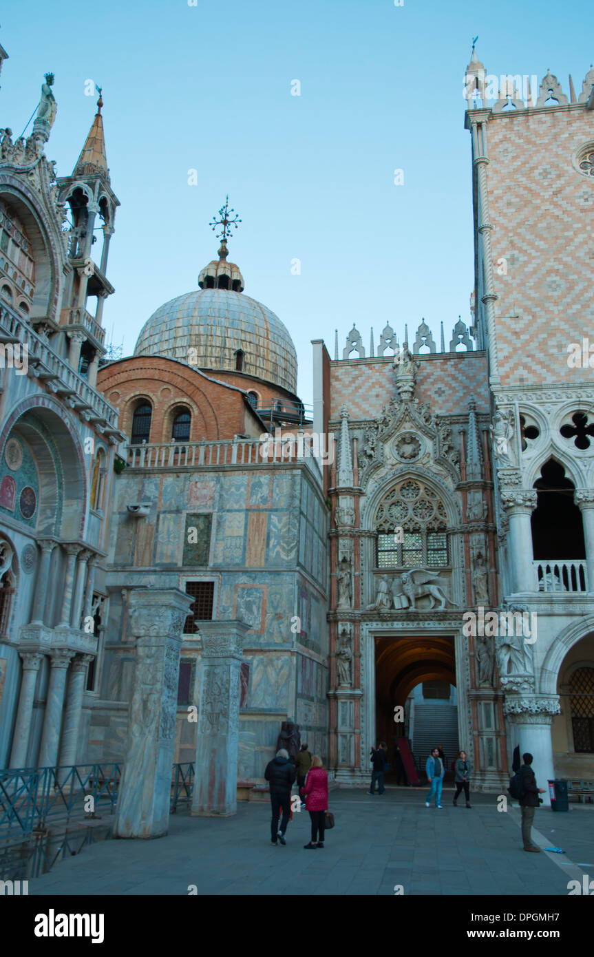 Porta della Carta puerta entre el Palazzo Ducale y la basílica de San Marcos, la Plaza de San Marcos la plaza de San Marcos de Venecia, Italia Foto de stock