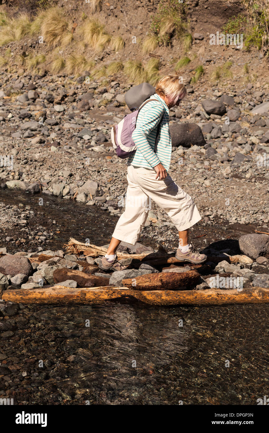 Mujer walker crossin una secuencia en el barranco de angustia en la Caldera de Taburiente en La Palma, Islas Canarias, España Foto de stock