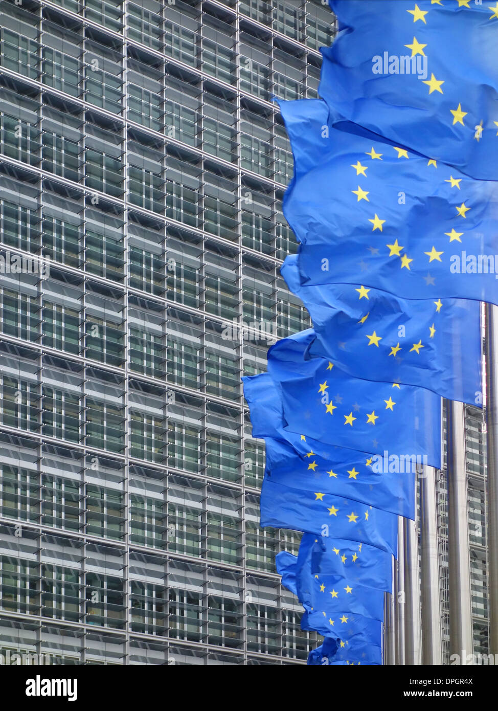 Banderas de la UE, por delante de los edificios de la Comisión Europea en Bruselas, Bélgica. Foto de stock