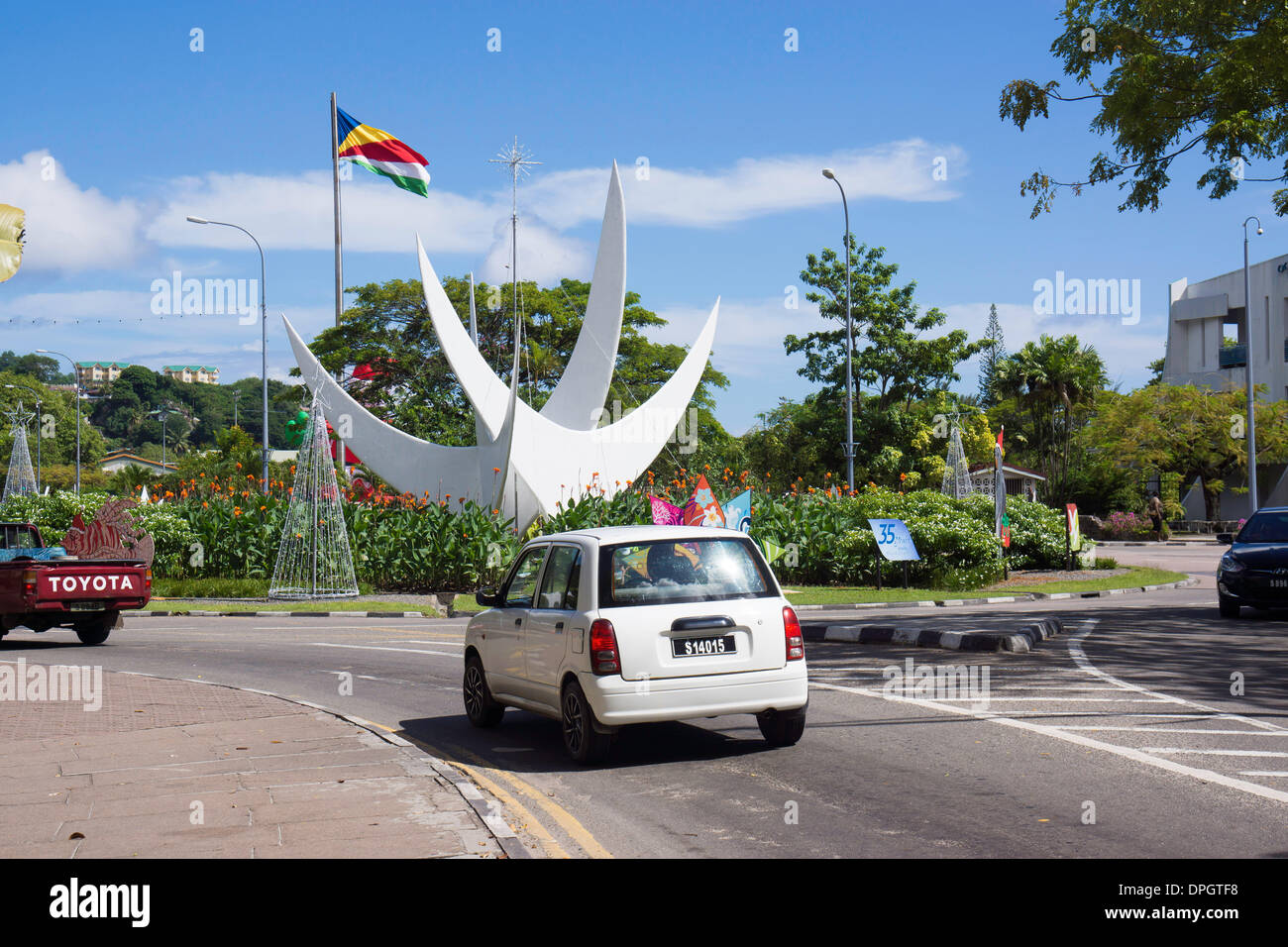 Escena de la calle en la capital de Victoria en la calle Independencia con el Monumento del Bicentenario, Victoria, Mahé, Seychelles, el Océano Índico, Arfika Foto de stock