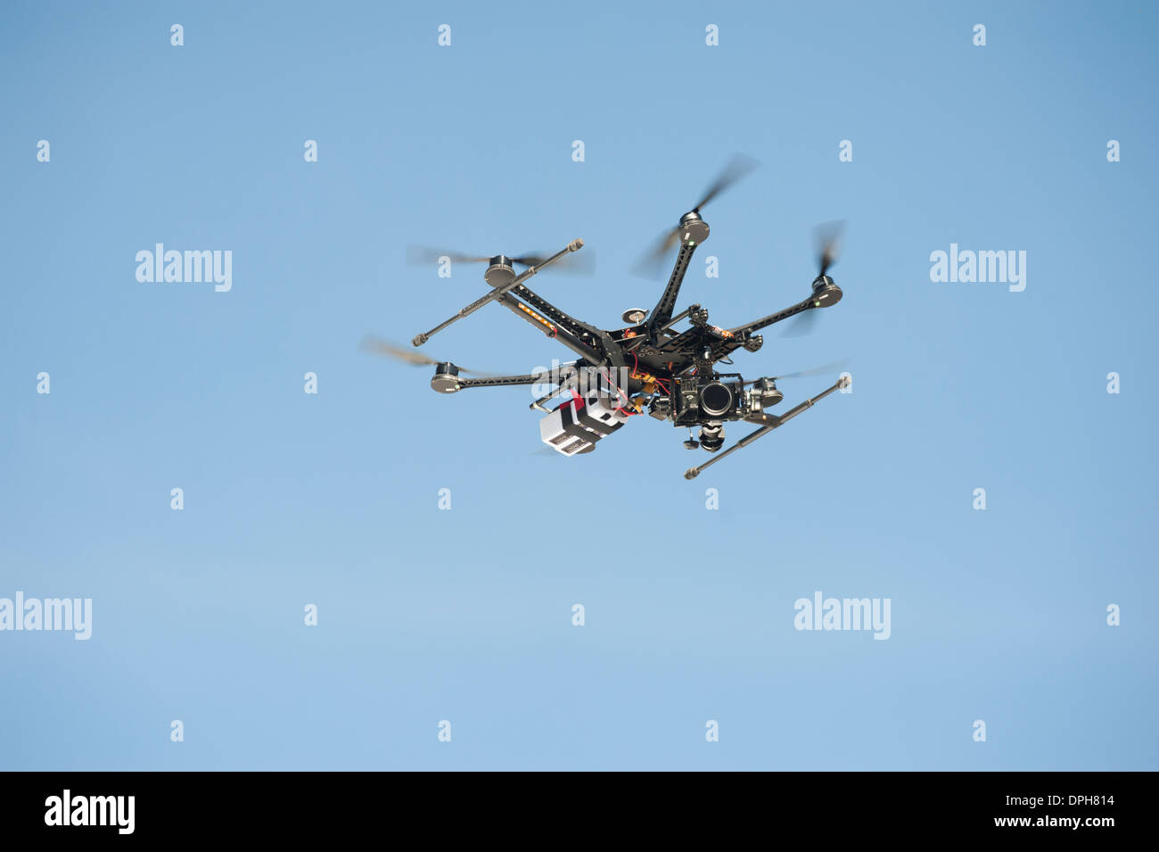 Un vehículo aéreo no tripulado (UAV) / drone utilizados para tareas de vigilancia aérea está volando en el aire Foto de stock