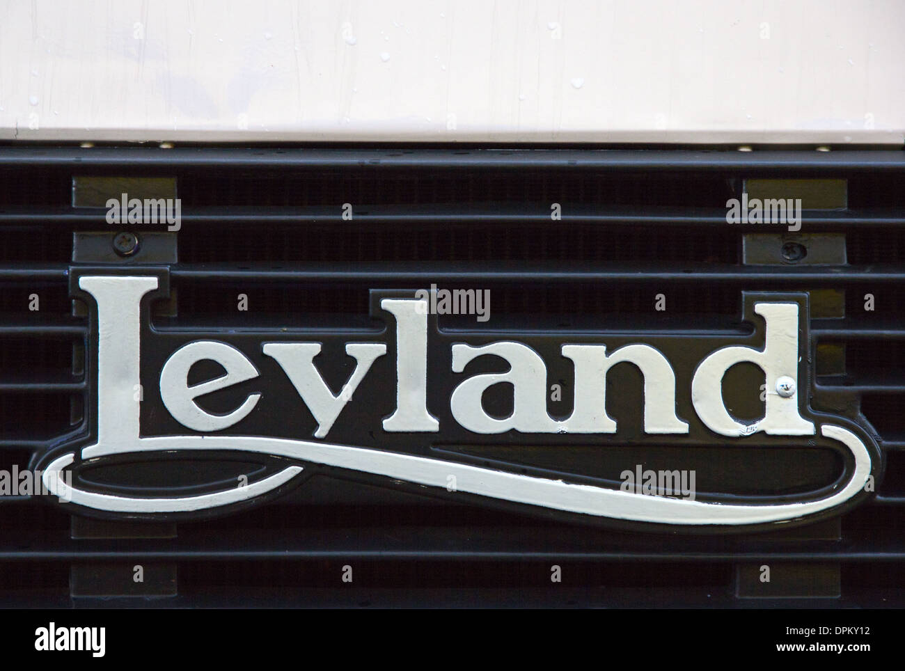 Caja regalo Cumpleaños Real Madrid. Exterior  British leyland logo,  Vehicle logos, Leyland