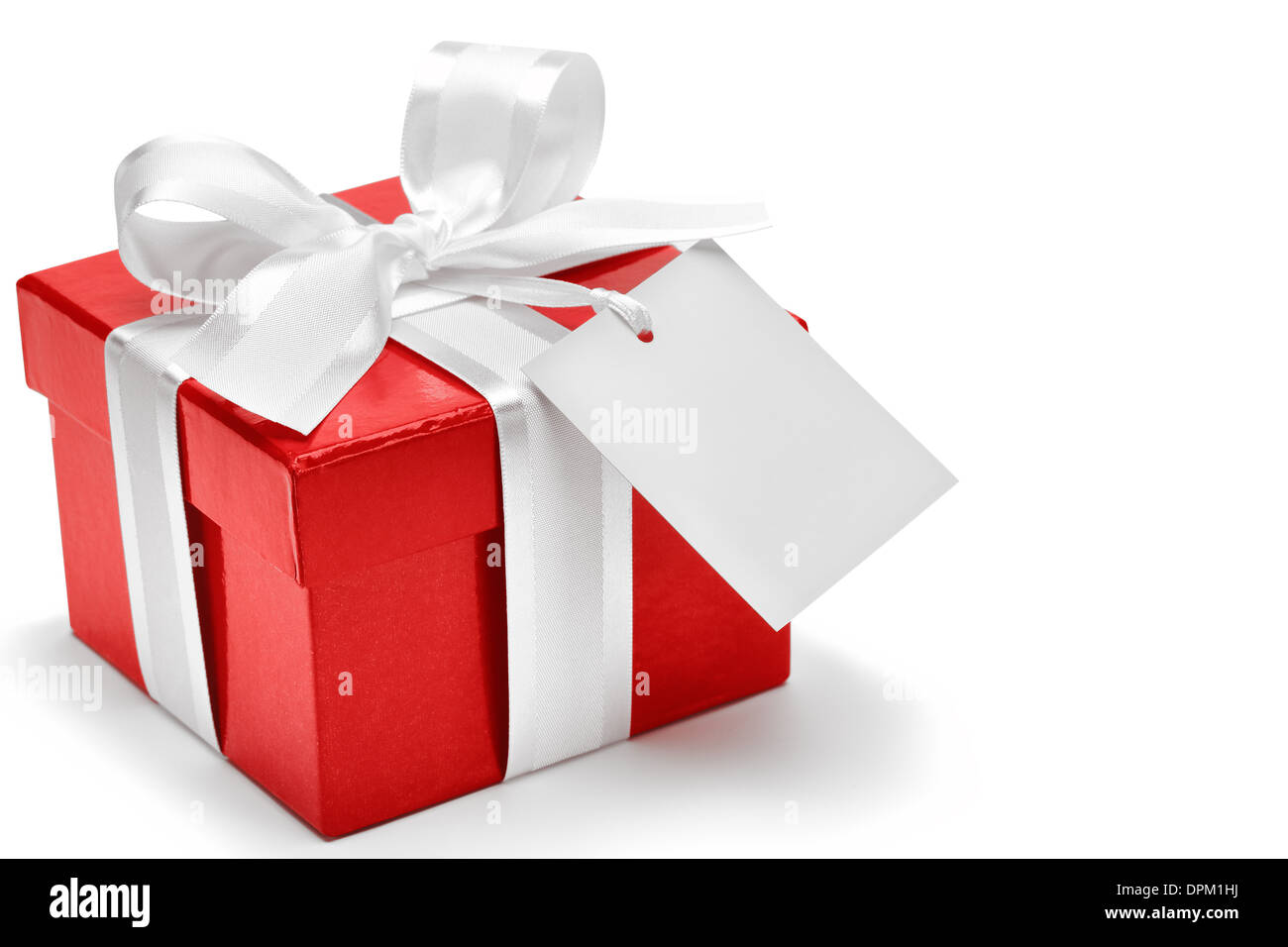 Caja de regalo roja con lazo blanco y etiqueta Foto de stock