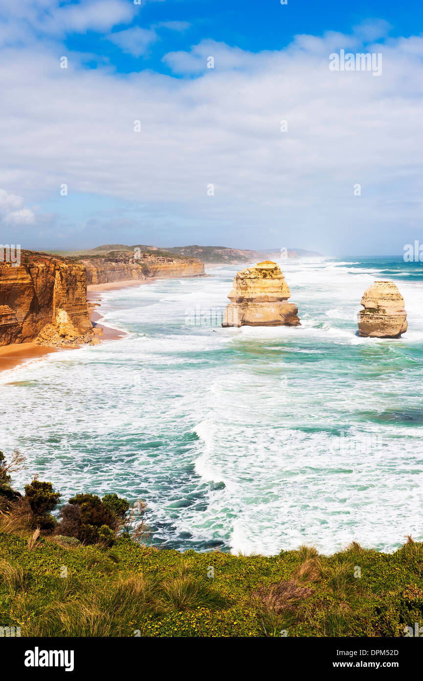 Los Doce Apóstoles en un ventoso día de primavera en la Great Ocean Road en Victoria, Australia Foto de stock
