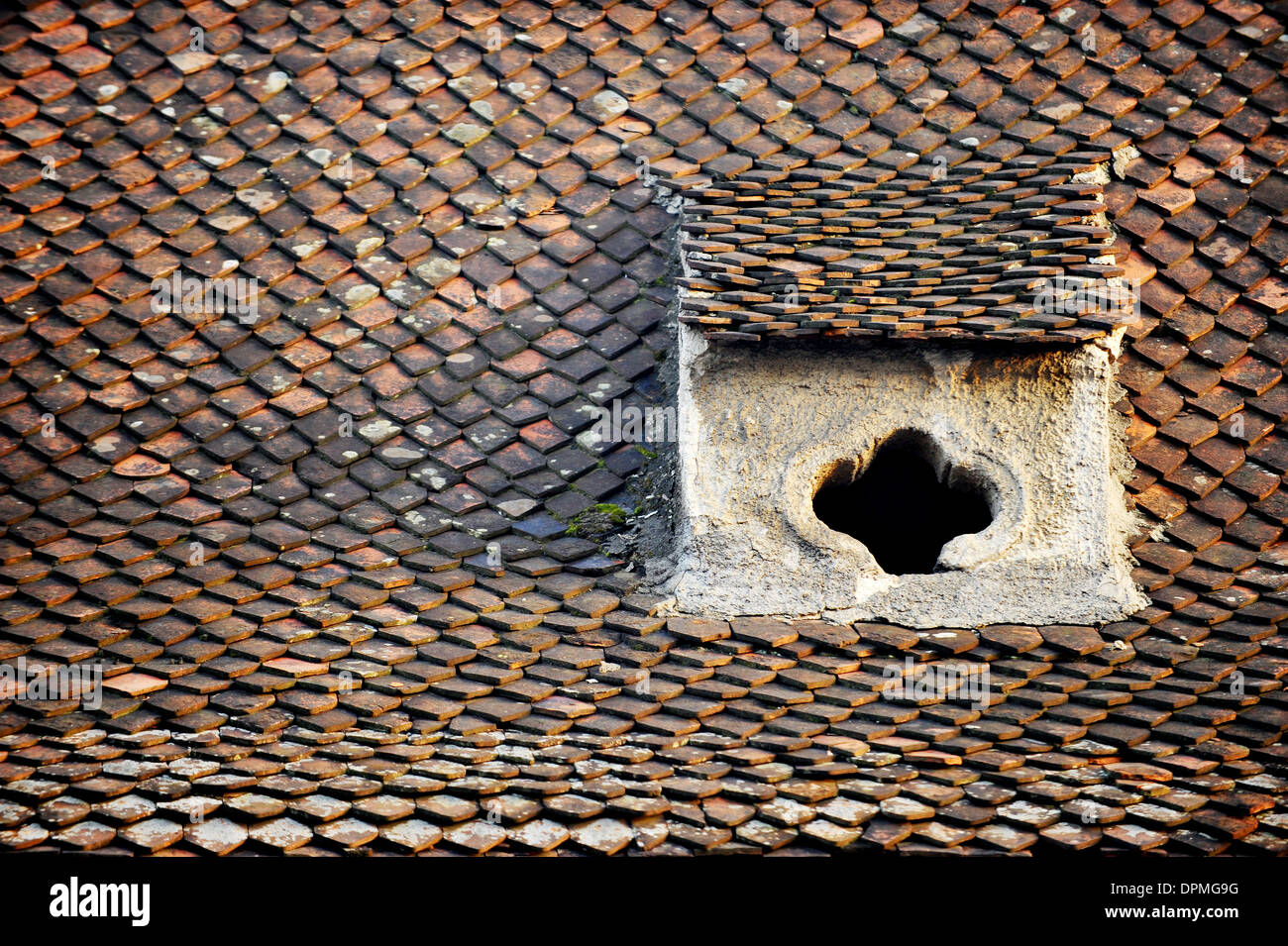 Detalle de la arquitectura con una vieja teja con buhardilla Foto de stock