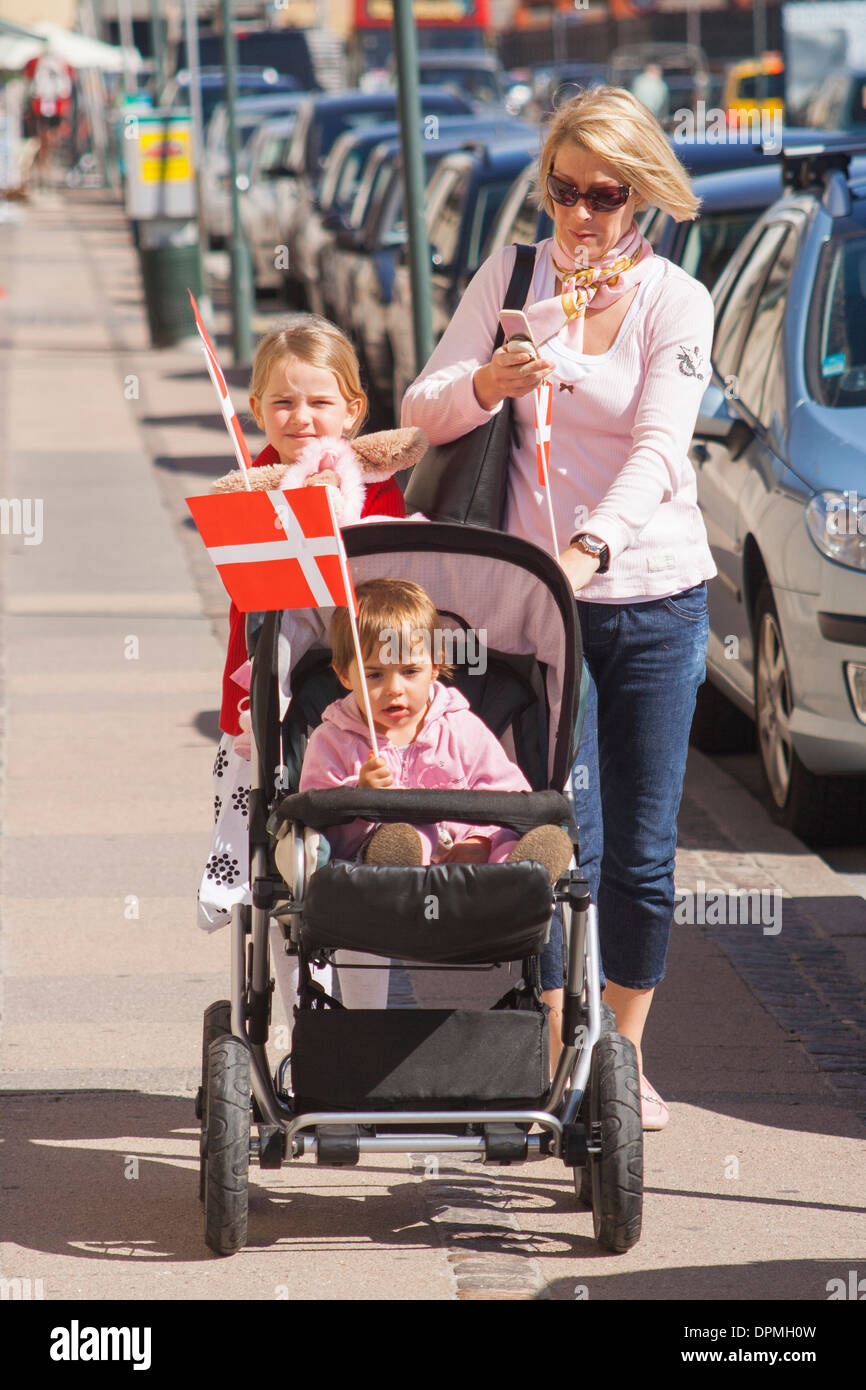 Copenhague, Dinamarca, los niños pequeños con banderas danesas ir al palacio de Amalienborg en el cumpleaños de la Reina Foto de stock