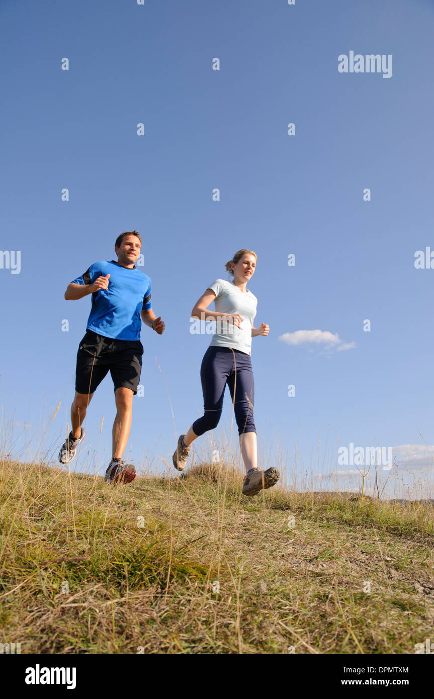 El hombre y la mujer correr juntos Fotografía de stock Alamy