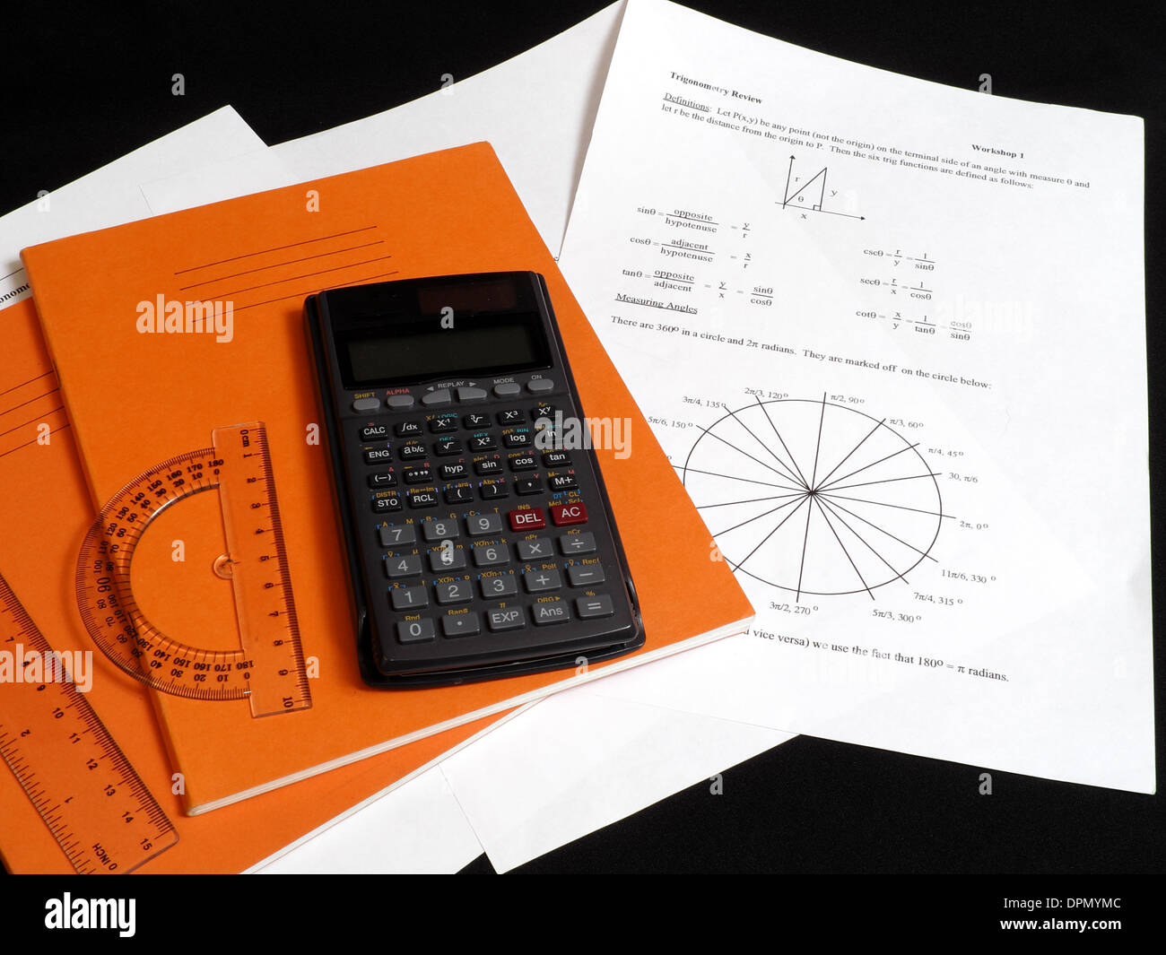Una calculadora para ayudar a resolver el problema y un libro para escribir  en Fotografía de stock - Alamy