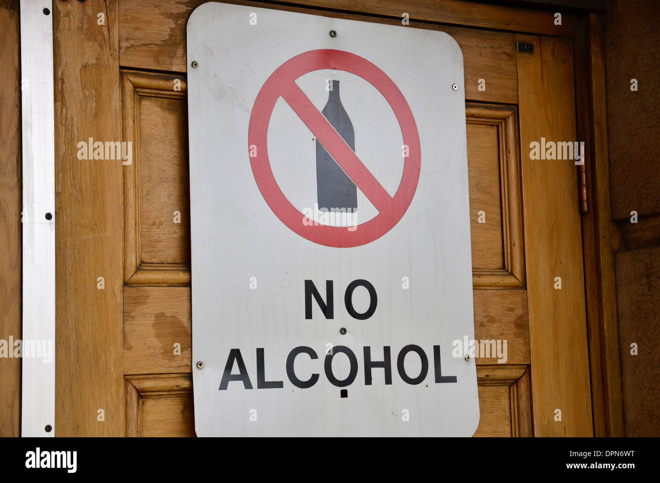 Un signo sin alcohol en una puerta Foto de stock