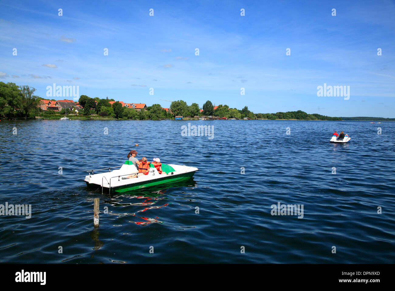 Tour en Zarrentin Paddleboat, Lago Schaalsee, Mecklemburgo Pomerania Occidental, Alemania, Europa Foto de stock