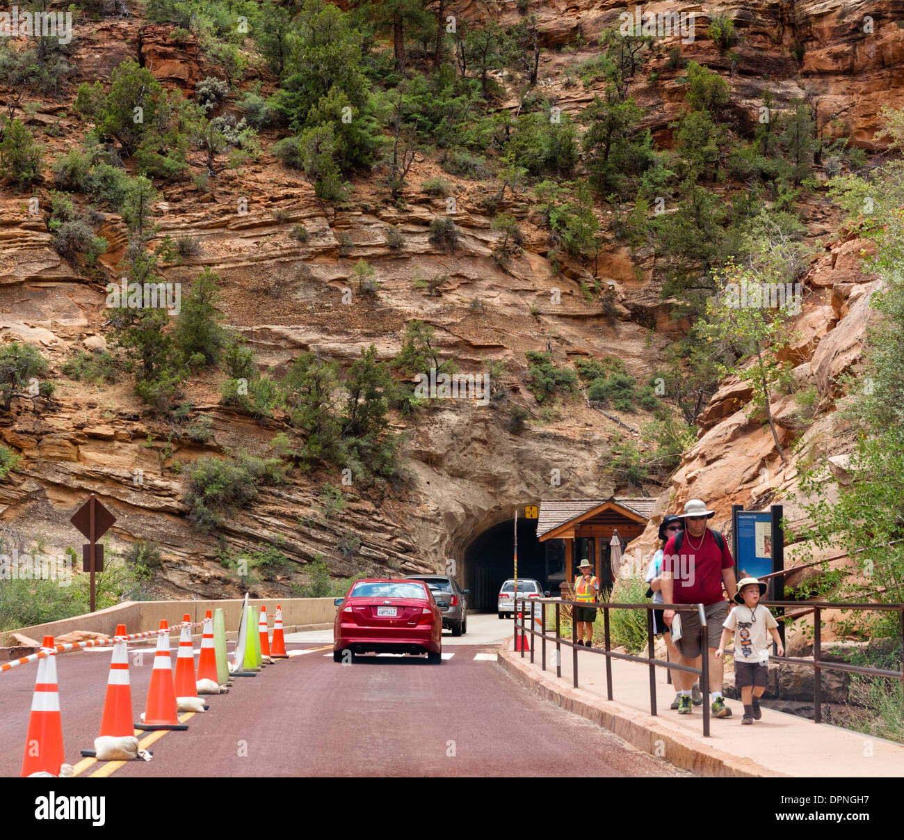 Entrada al túnel en el Carmelo Zion-Mount Highway (SR 9), Parque Nacional de Zion, Utah, EE.UU. Foto de stock