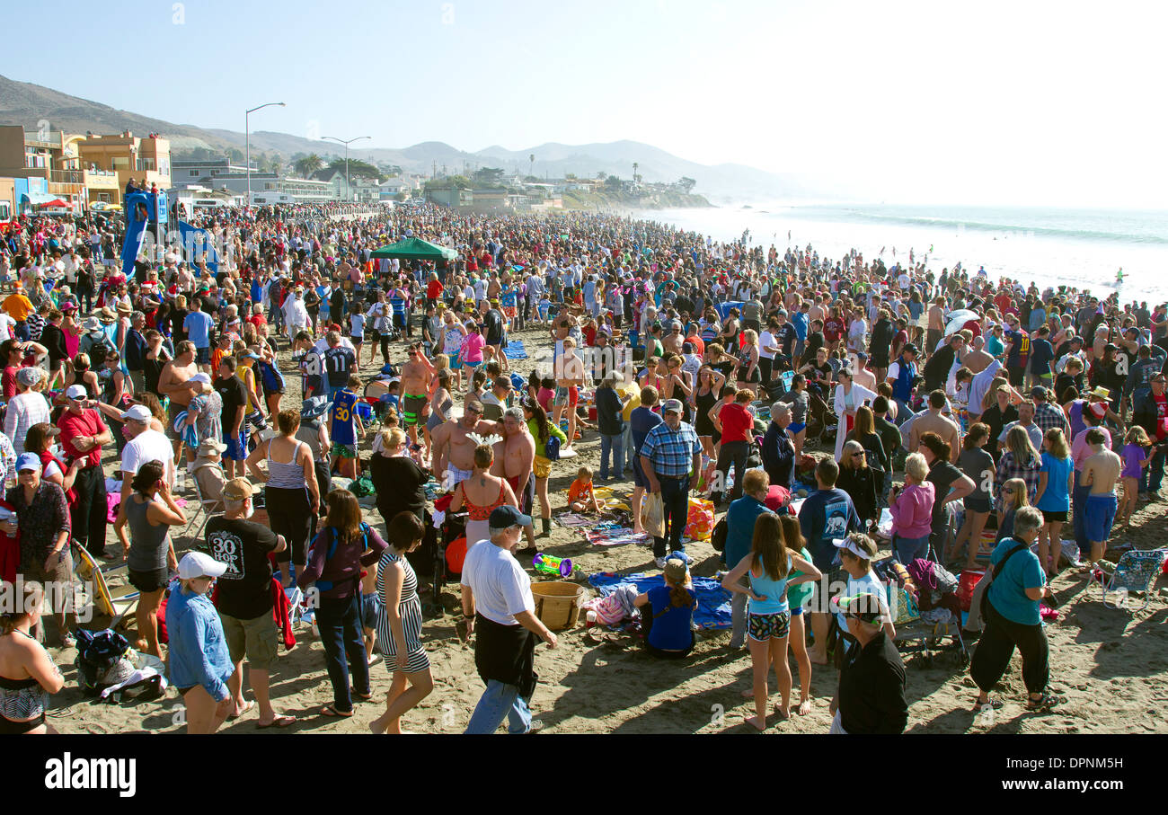 Gran multitud en la playa en Cayucos California para el día de Año Nuevo tradicional Ocean nadar Foto de stock