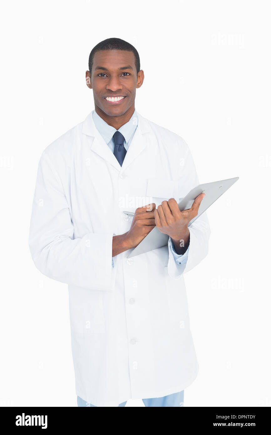 Retrato de un sonriente médico varón con portapapeles Foto de stock