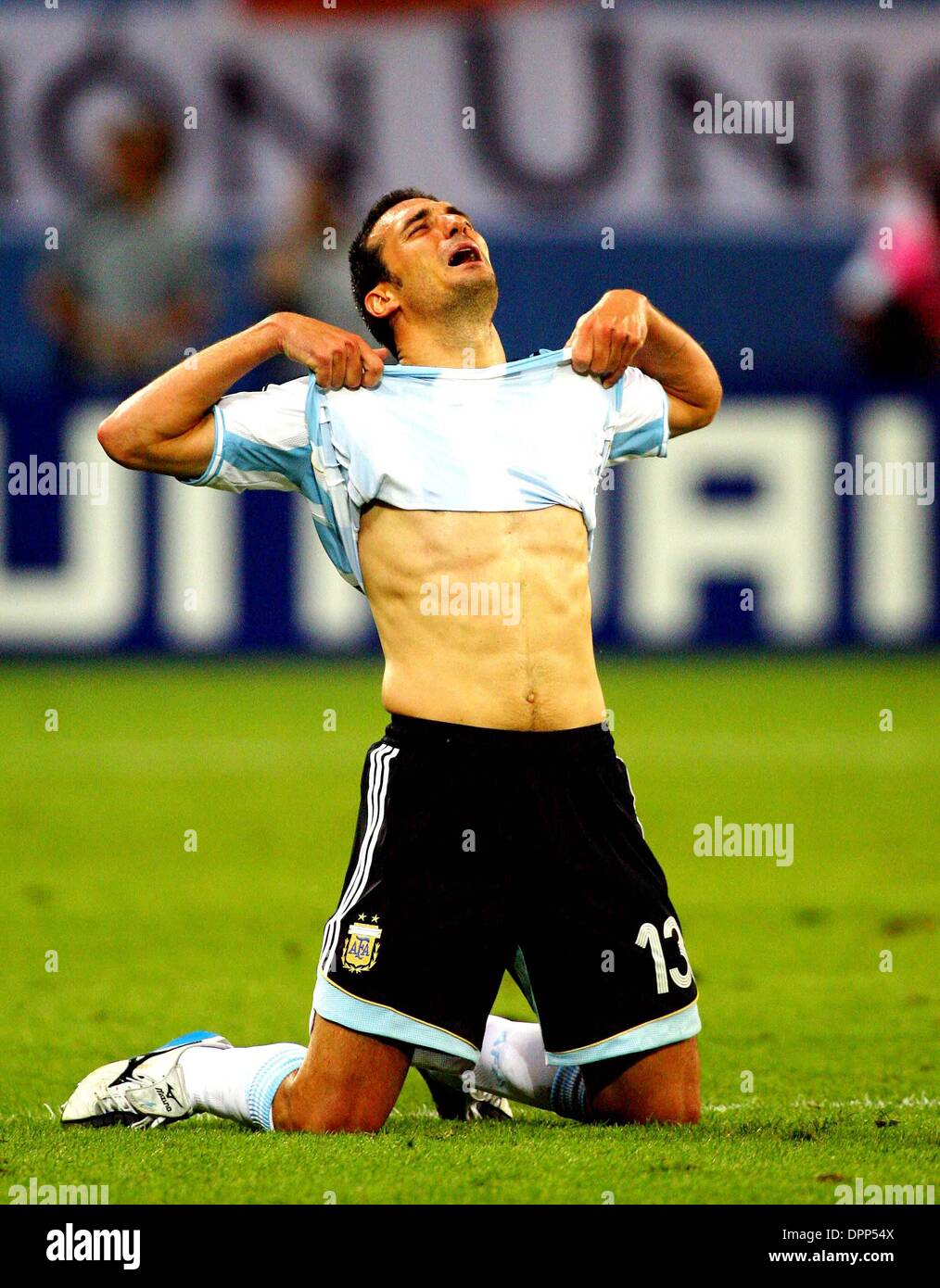 Junio 24 2006 Leipzig Alemania K48426 World Cup Soccer Argentina V Mexico De Leipzig Alemania 06 24 2006 Richard Vendedores 2006 Lionel Scaloni Celebra Credito Imagen C Globe Photos Zumapress Com Fotografia De Stock Alamy