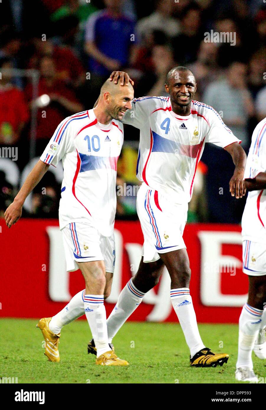 Junio 27 2006 Signal Iduna Park Dortmund Alemania K48447 World Cup Soccer Espana Vs Francia El Estadio De La Copa Mundial Hannover Alemania 27 06 2006 Richard Vendedores 2006 Patrick Veiria