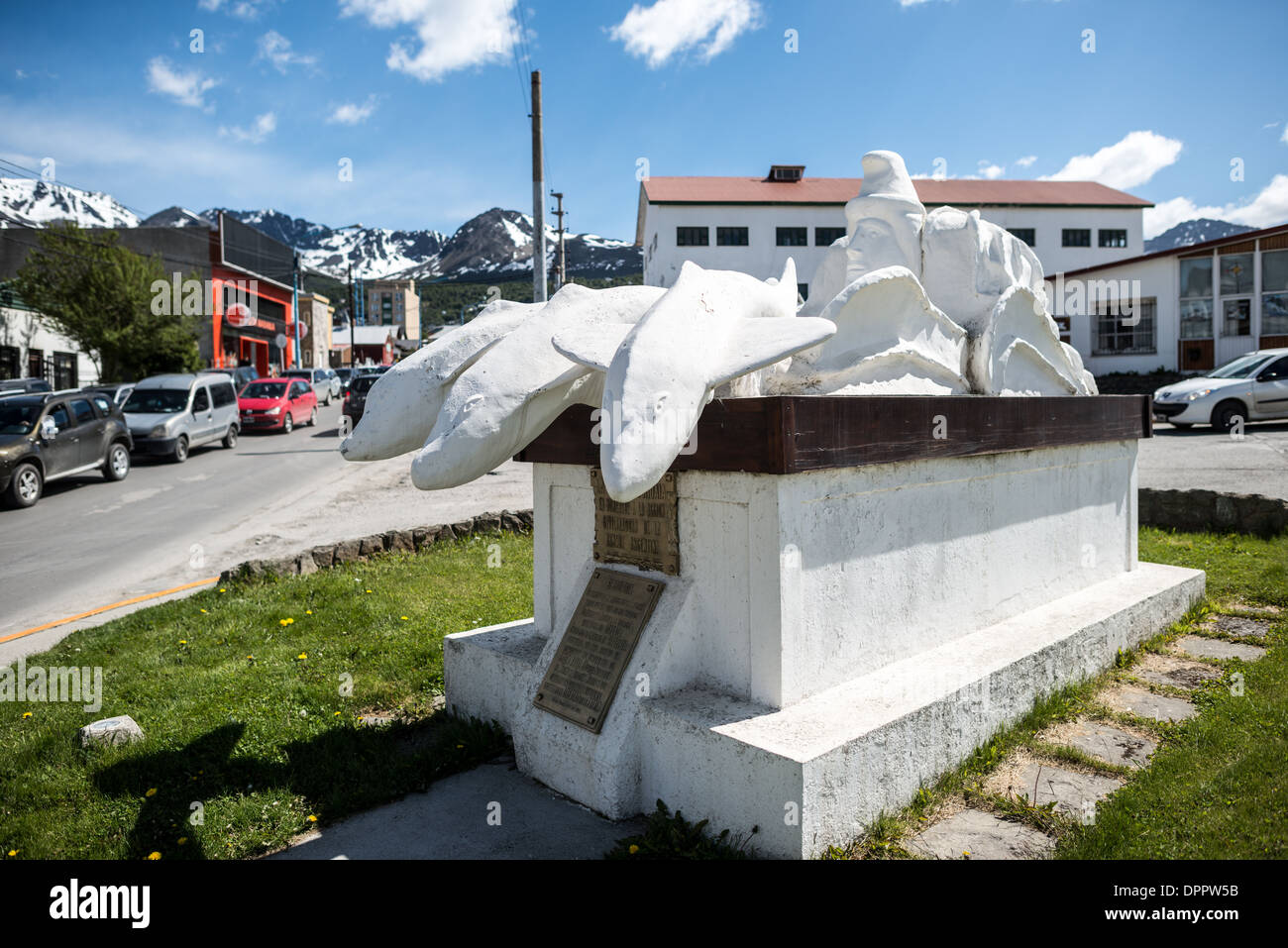 USHUAIA, Argentina - un monumento blanco instalado por la ciudad de Ushuaia rinde homenaje a la Armada Argentina, y se encuentra en la parte delantera de la base de la marina en la ciudad. Dedicado en octubre de 1971, este monumento es anterior a la guerra de las Islas Malvinas-Falkland, objeto de otros monumentos de la ciudad. Foto de stock