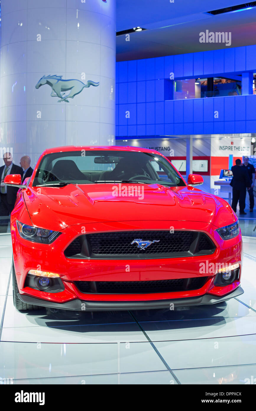 Detroit, Michigan - El 2015 Ford Mustang en la pantalla en el North American International Auto Show. Foto de stock