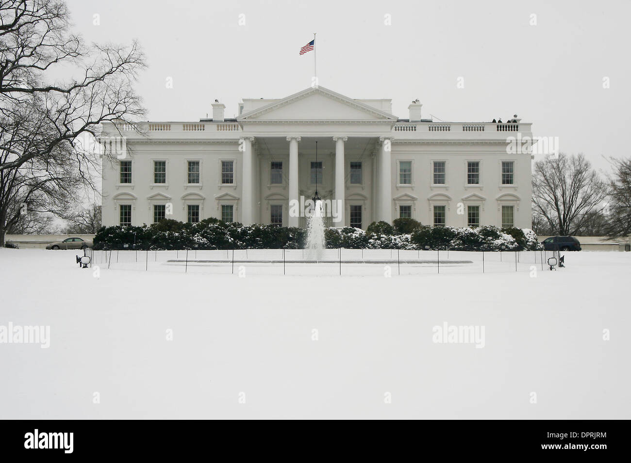 Marzo 2nd, 2009 - Washington, DC, EEUU - la Casa Blanca se cubrió por sbow desde una tormenta invernal que azotó a Washington el Lunes llevando dondequiera a partir 4 a 11 centímetros de nieve en la zona. (Crédito de la Imagen: © James Berglie/ZUMA Press) Foto de stock