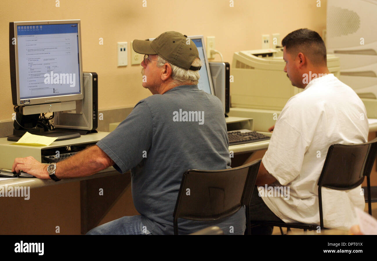 Mar 30, 2009 - Glendale, California, EE.UU. - buscadores de empleo utilizan  ordenadores y teléfonos para buscar empleo en un centro de búsqueda de  empleo del Estado en Glendale, California. La tasa