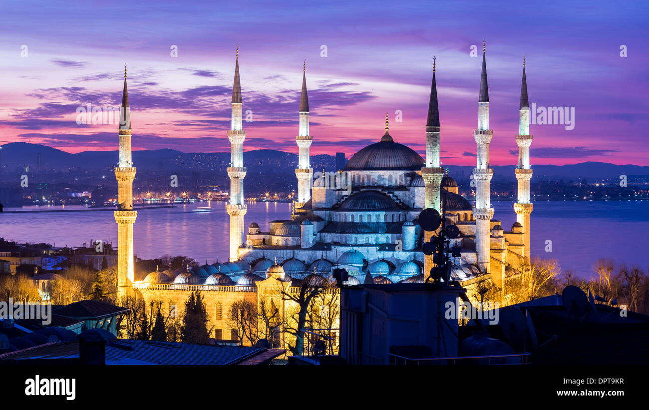 Amanecer en la Mezquita Azul de Estambul, Turquía Foto de stock