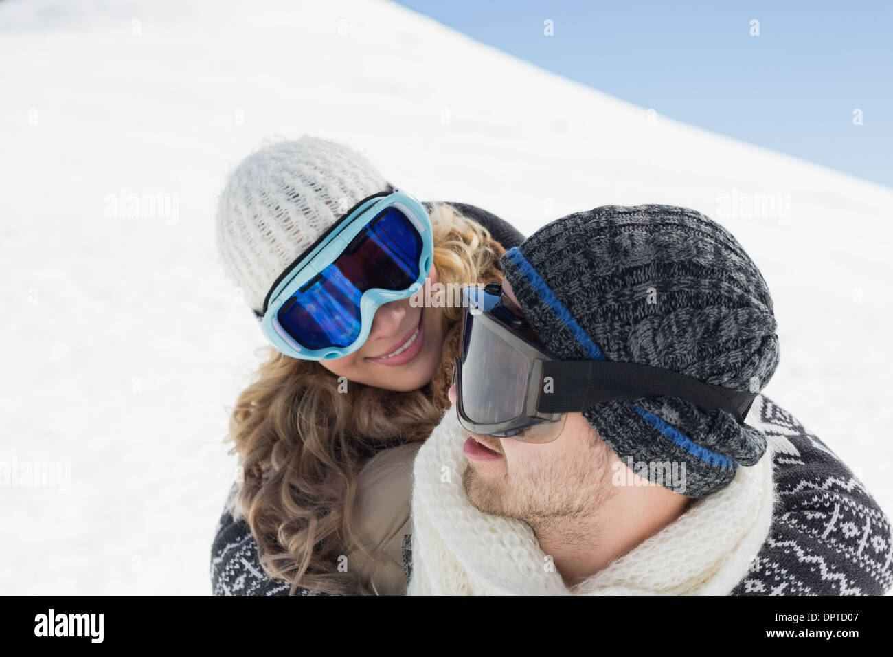 Cerca de un par de gafas de esquí contra la nieve Foto de stock