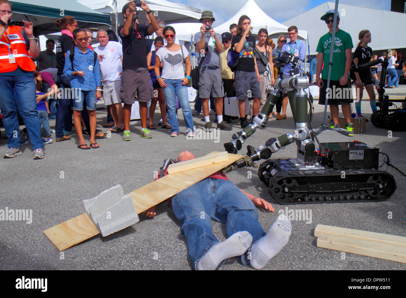 Miami Florida,Homestead,Speedway,DARPA Robotics Challenge Trials,exhibición de colección de control remoto,robot,robots,demostración,desastre r Foto de stock