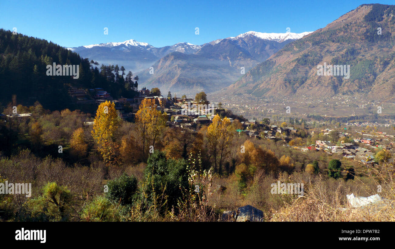 Ver más suroeste Naggar y Beas Valle, Distrito valle Kullu, Himachal Pradesh, India N. Foto de stock